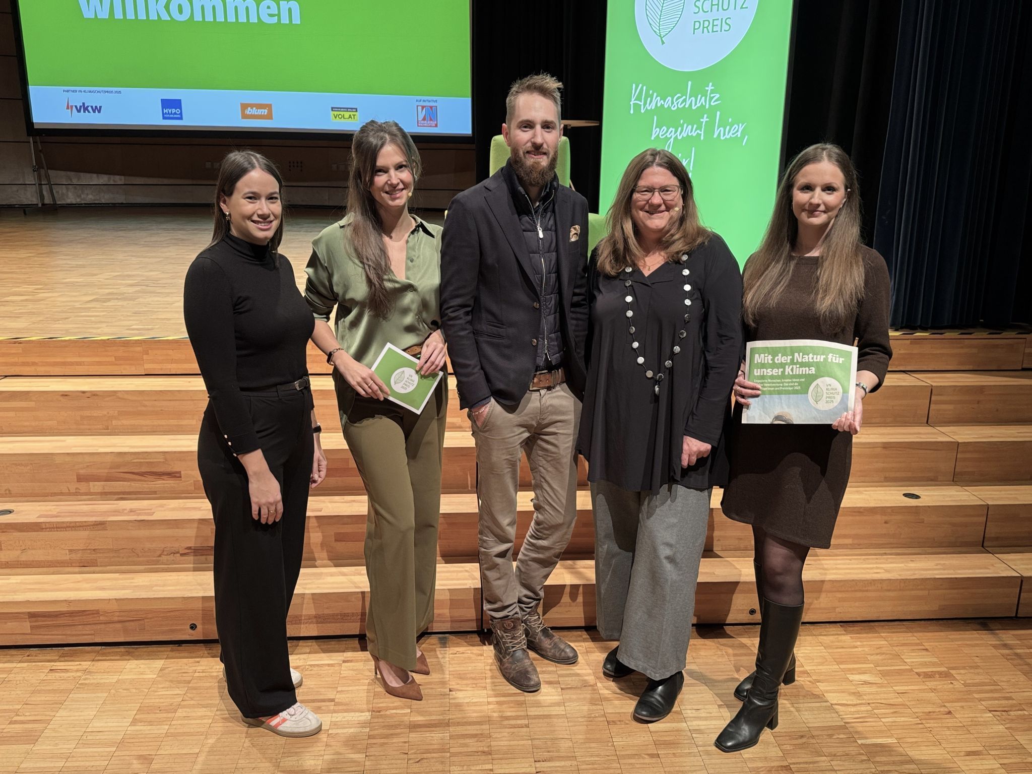 Thorben Eichhorn und Sophie Gächter vom Event Team mit Moderatorin Isabella Canaval, Univ.-Prof. Margreth Keiler und VN Redakteurin Mirijam Haller bei der KSP Verleihung.