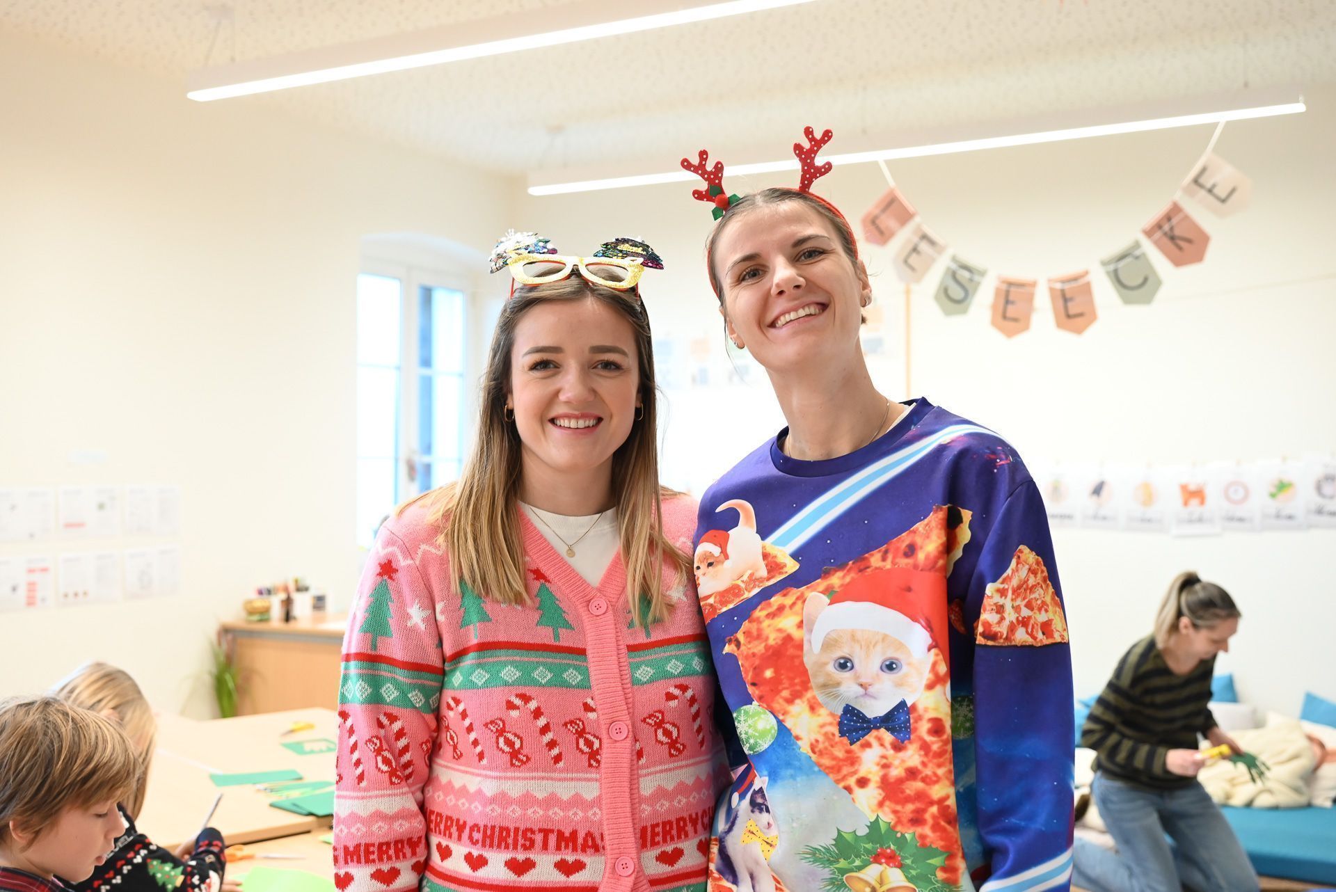 Die Lehrerinnen Nina Pacolli und Anna Bereuter kamen wie ihre Schüler an diesem Tag weihnachtlich gekleidet in die Schule.