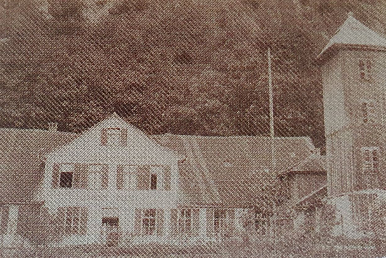 Stickfabrik Süsz & Bollag neben dem Palast Hohenems um 1900. 