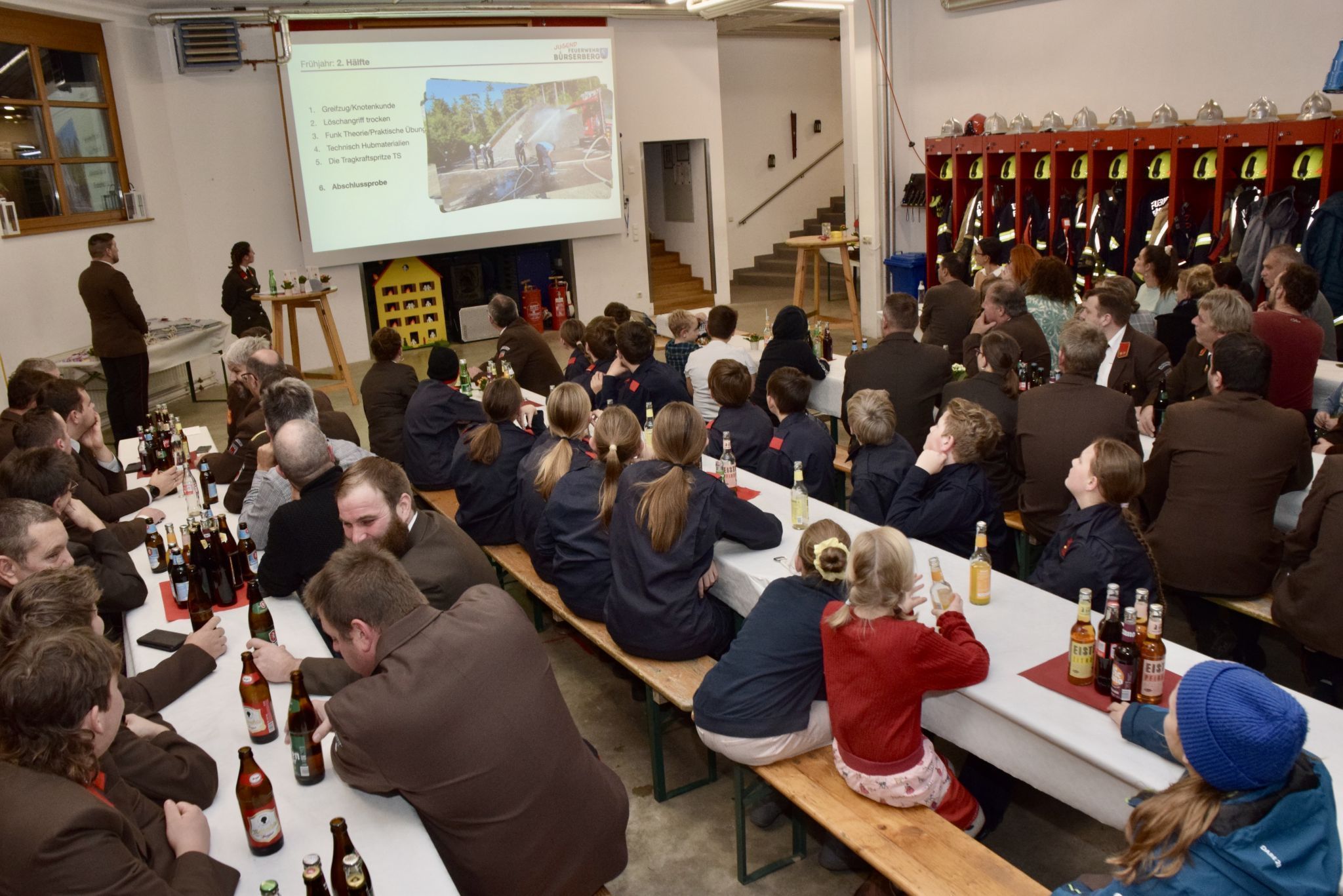 Das Bürserberger Feuerwehrgerätehaus war anlässlich der Gründungsversammlung der Feuerwehrjugend gut gefüllt.