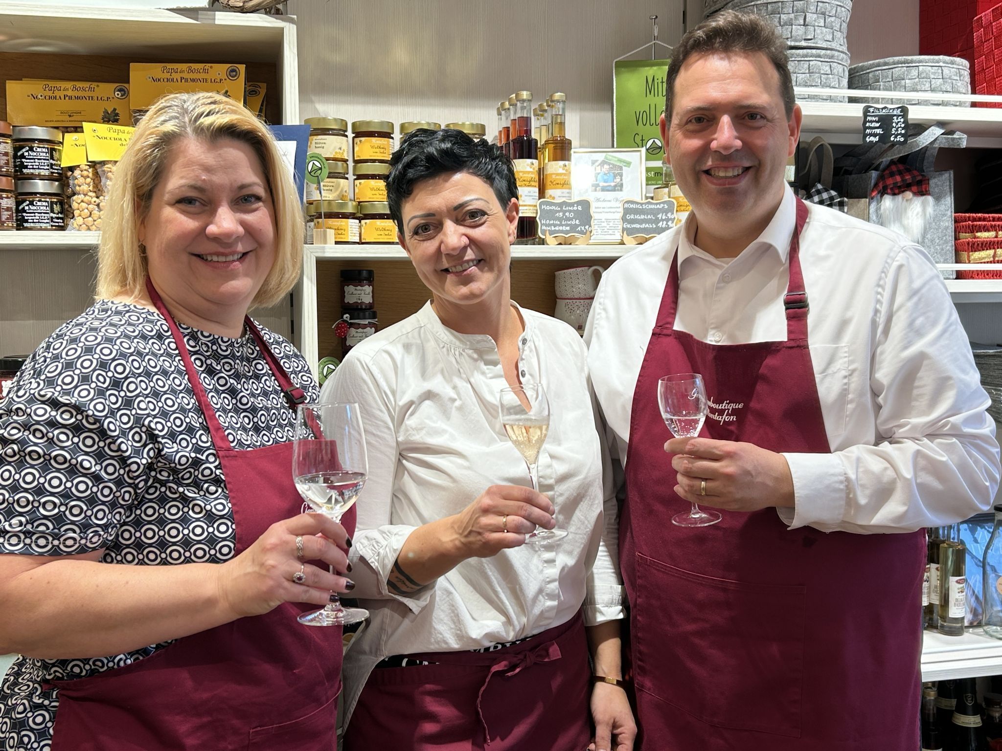 Das Team in der Genussboutique hatte am Freitag Nachmittag bei der Eröffnungsfeier alle Hände voll zu tun.