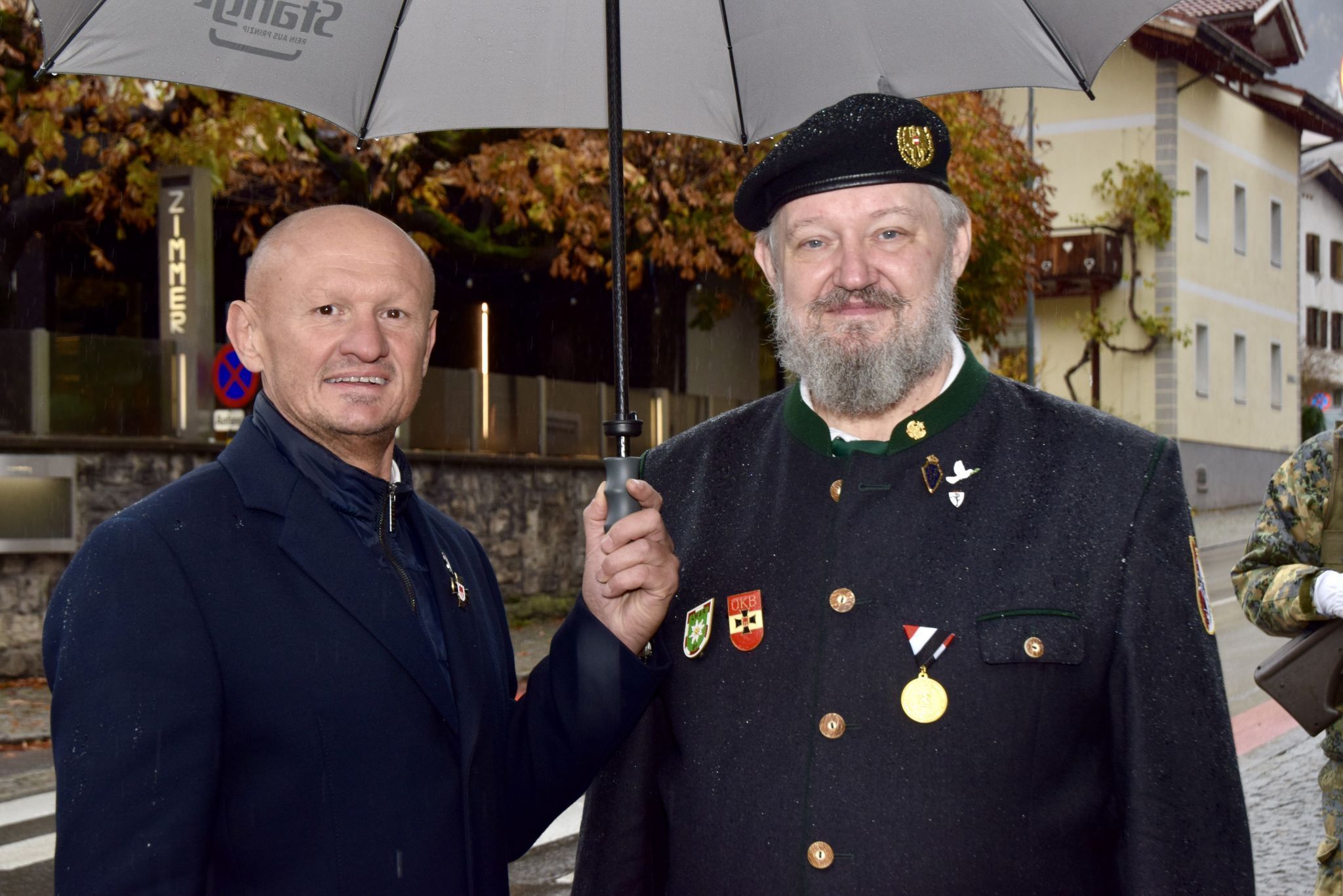 Landtagsabgeordneter Joachim Weixlbaumer und der Obmann des Bludenzer Kamerdschaftsbundes, Helmuth August Küng, am Allerseelentag vor der Kranzniederlegung am Kriegerdenkmal.