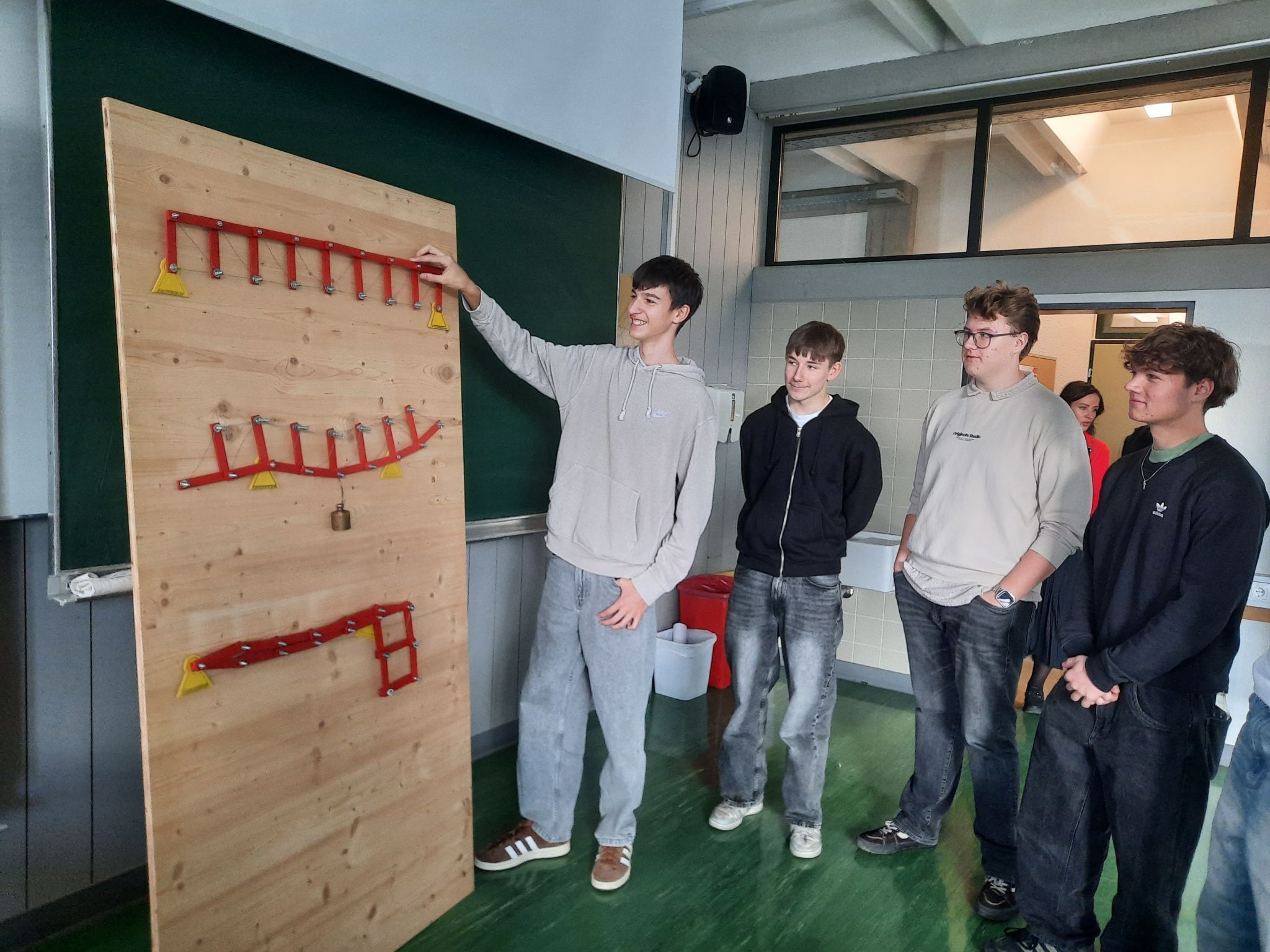 Schüler der Bautechnik erklären statische Modelle