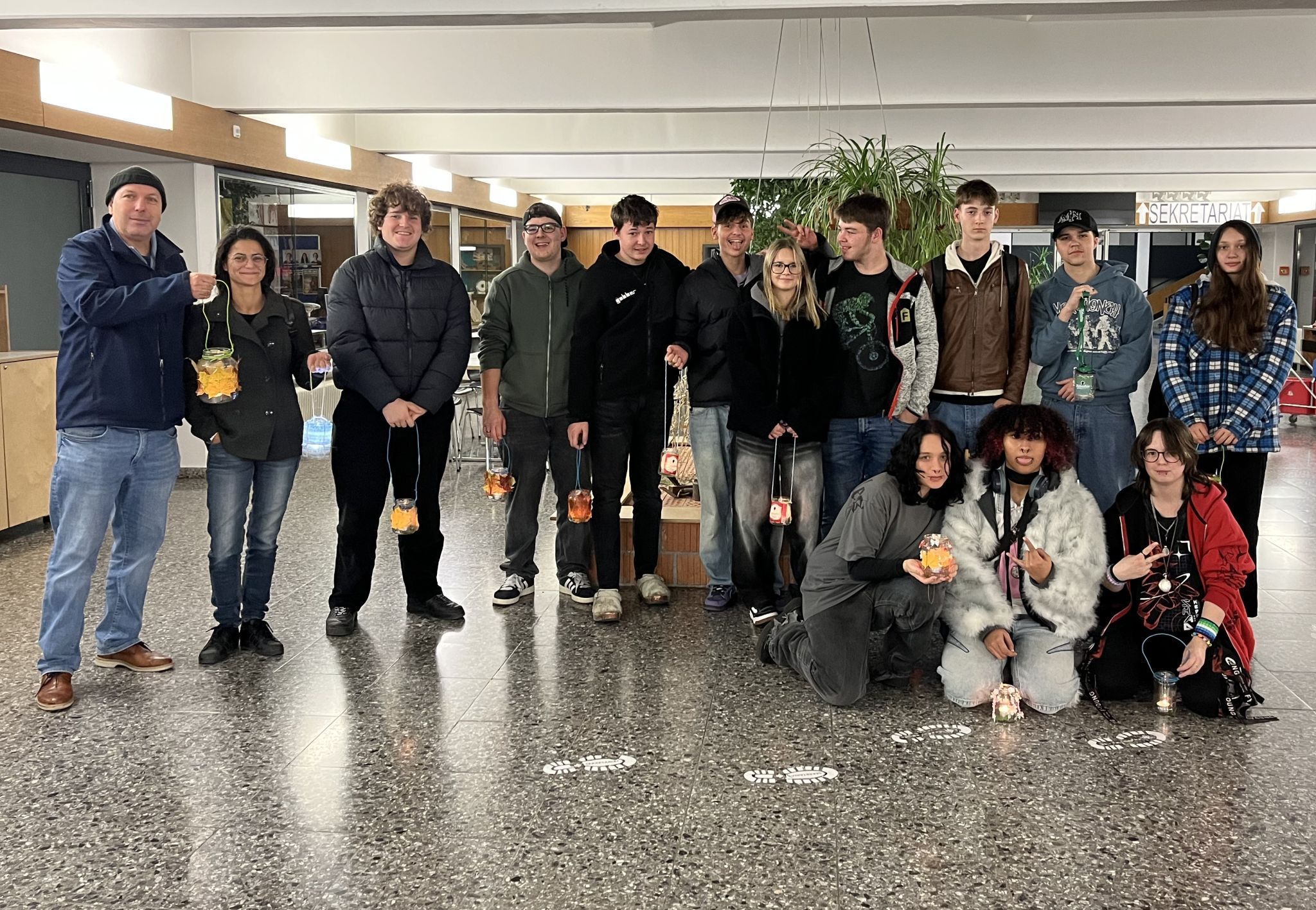 Christoph Rinderer (ganz links) freute sich, dass auch beim vierten Laternenfest so viele Lehrlinge mitmachten.  