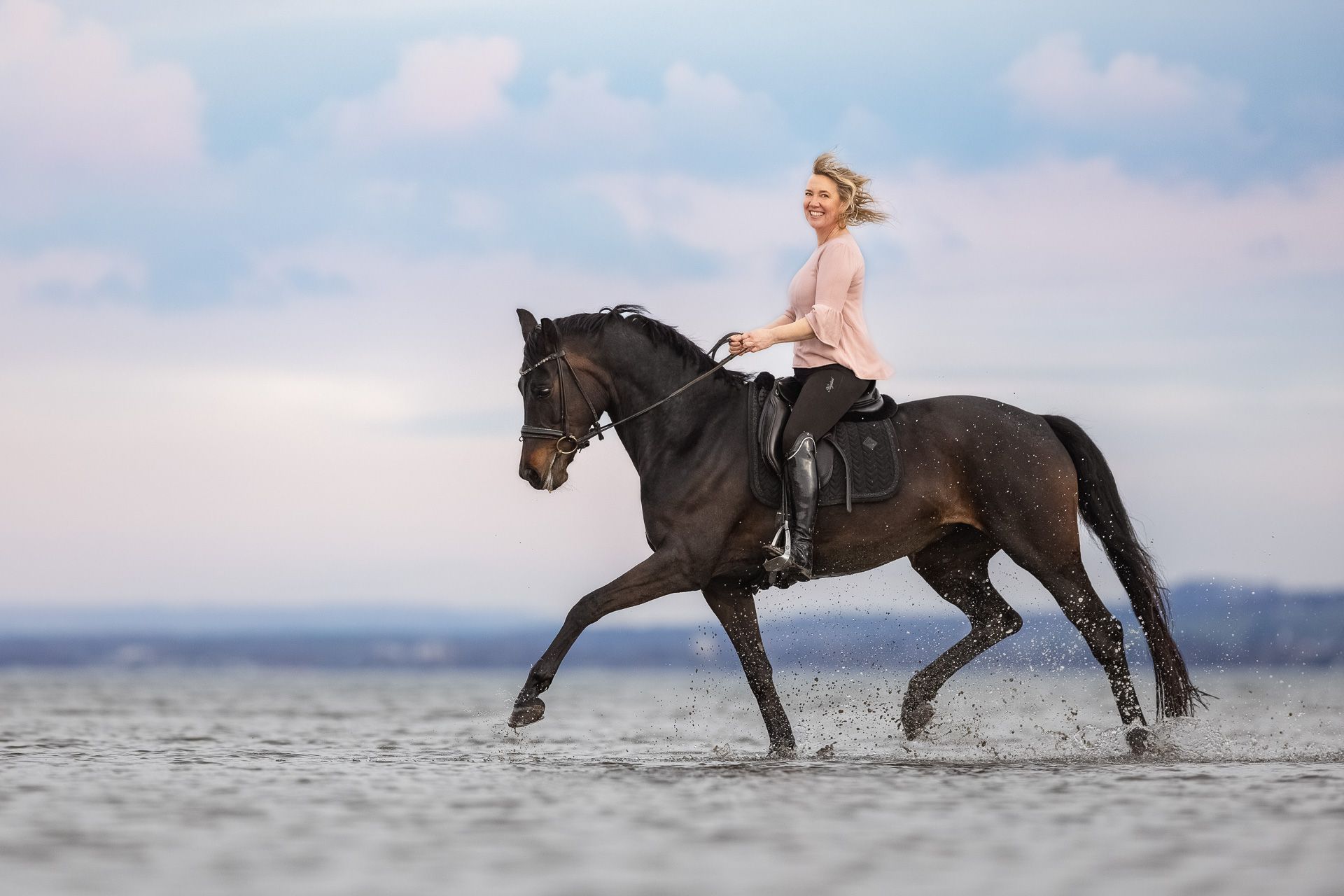 Ihr Herz schlägt auf ihrem Pferd normal und ruhig. Caroline Mager hat durch ihr Pferd neue Lebensfreude geschöpft. (Quelle: Lumikkpictures)