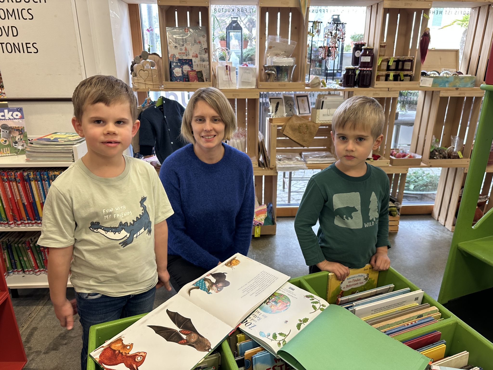 Veronika Gächter, bugo-Teammitglied, mit ihren beiden Söhnen Maximilian und Lukas, ist von der Auswahl an lokal erzeugten Produkten begeistert