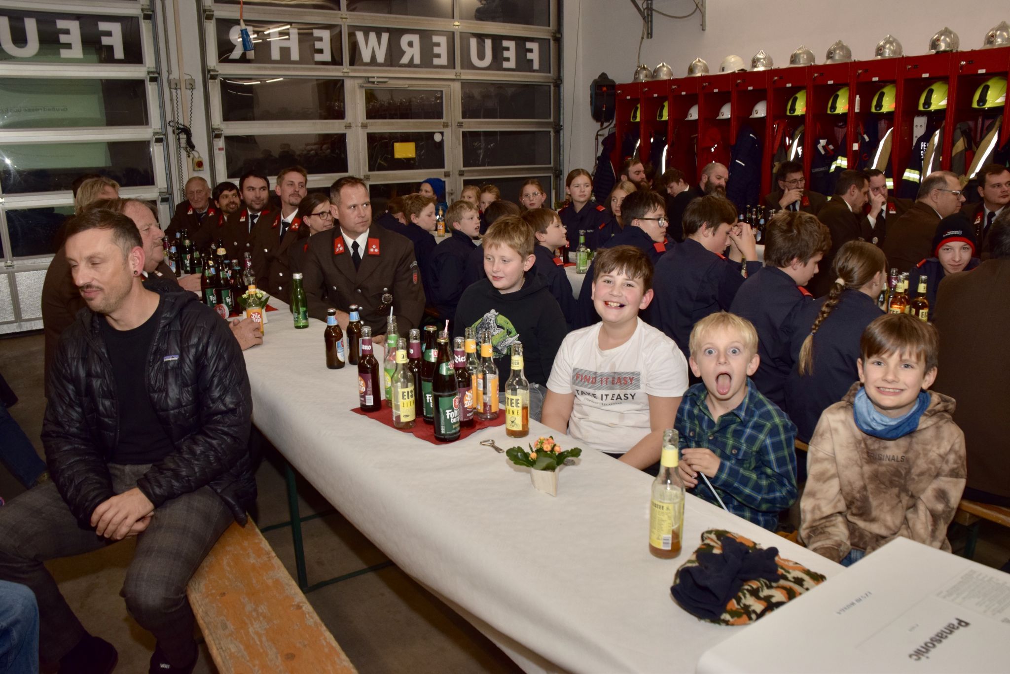 Das Bürserberger Feuerwehrgerätehaus war anlässlich der Gründungsversammlung der Feuerwehrjugend gut gefüllt.