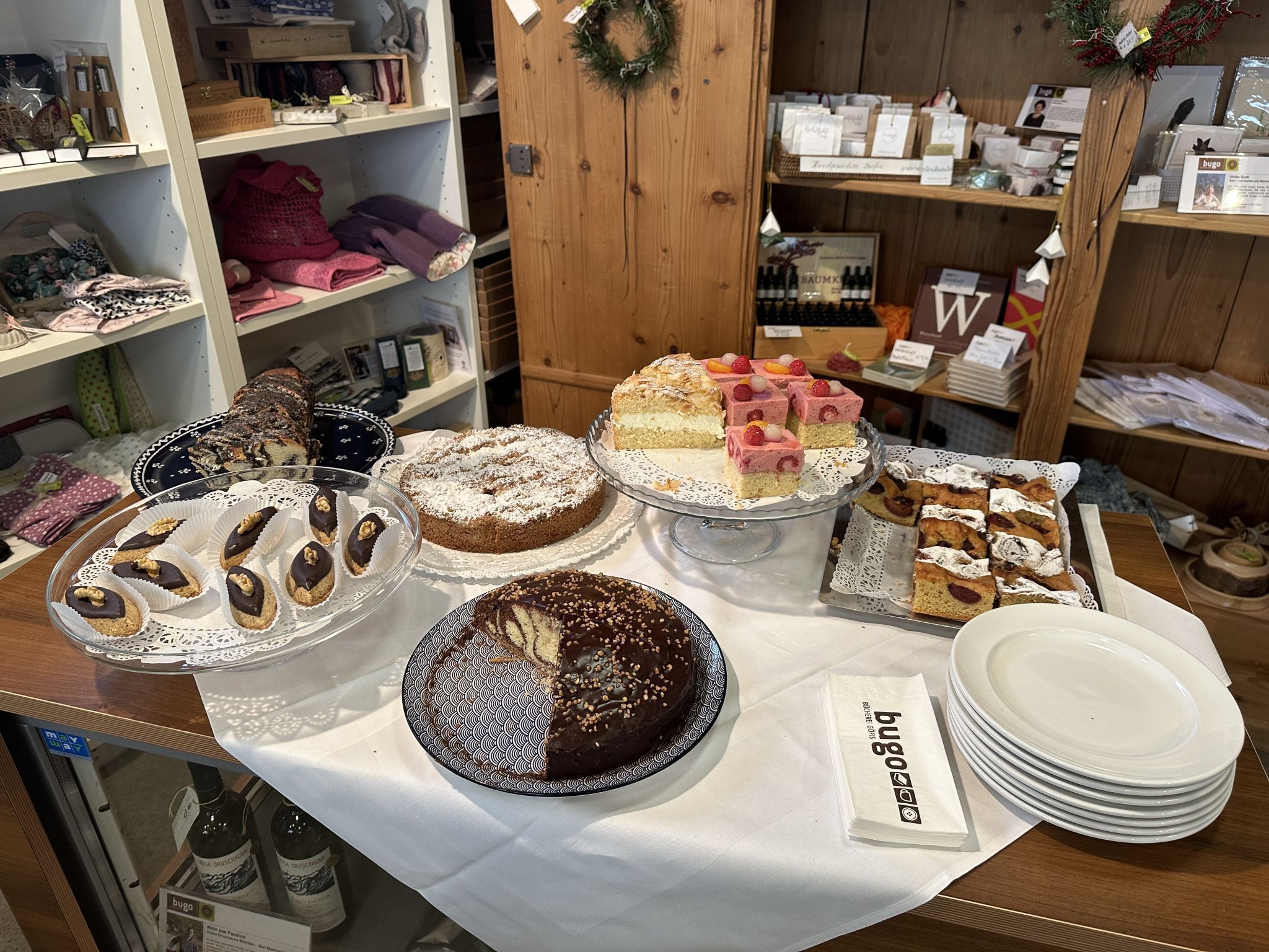 Gabi und Doris vom bubo-Team bucken eine bunte Auswahl an Kuchen.