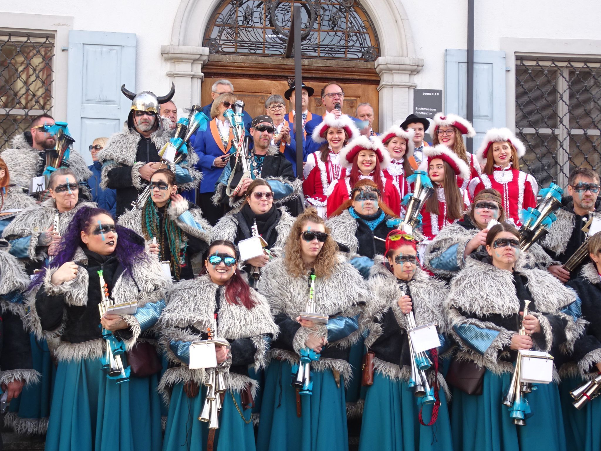 Vor dem Stadtmuseum versammelten sich die Mäschgerle zum offiziellen Auftakt. 