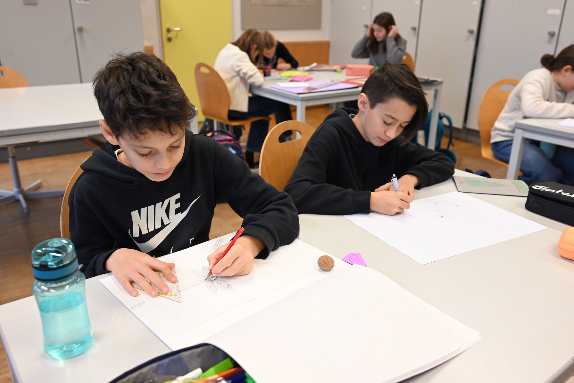 Lorenz und Louis sind vertieft beim Zeichnen.