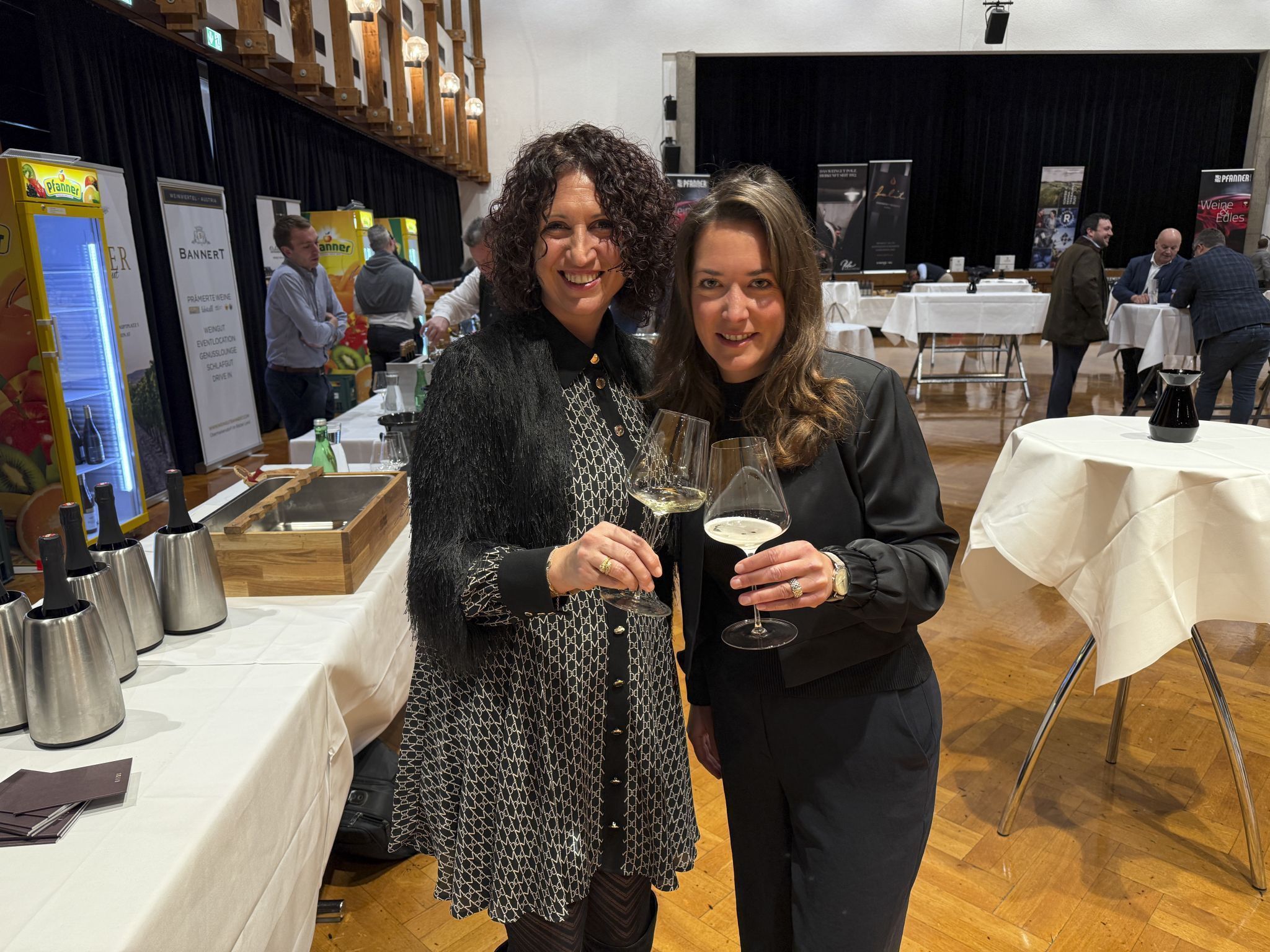Francesca La Contessa und Viola Kress nahmen ein Gläschen
