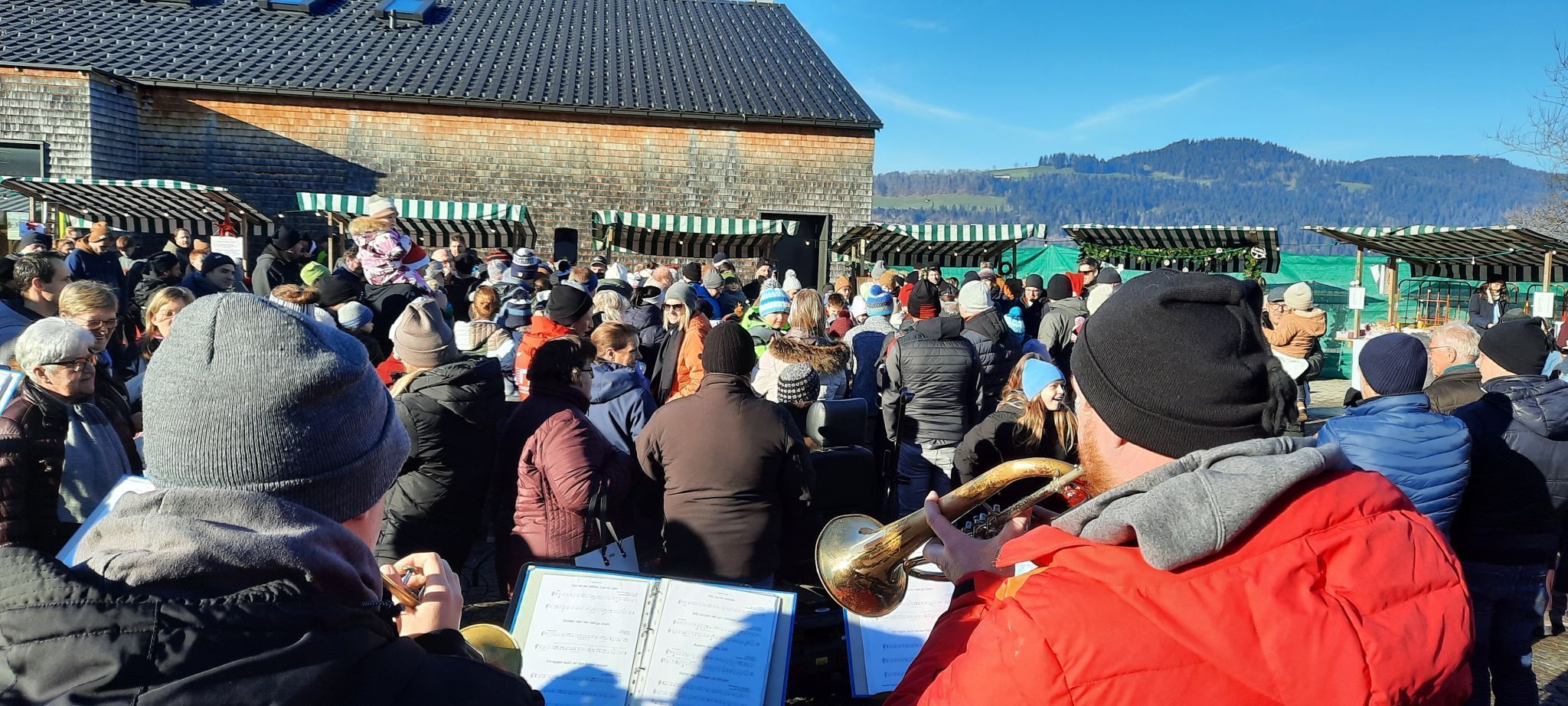 Gesellige Atmosphäre beim dörflichen Markt in der Berggemeinde Buch
