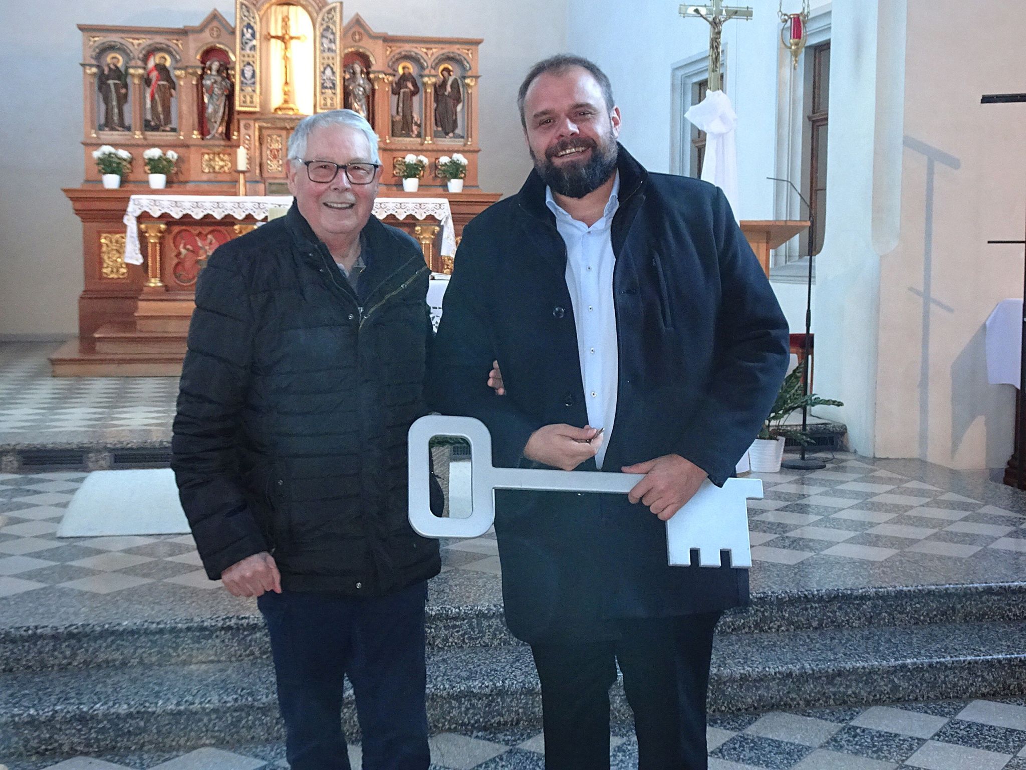 Klostervater Elmar Mayer und Bürgermeister Markus Fäßler bei der offiziellen Schlüsselübergabe.