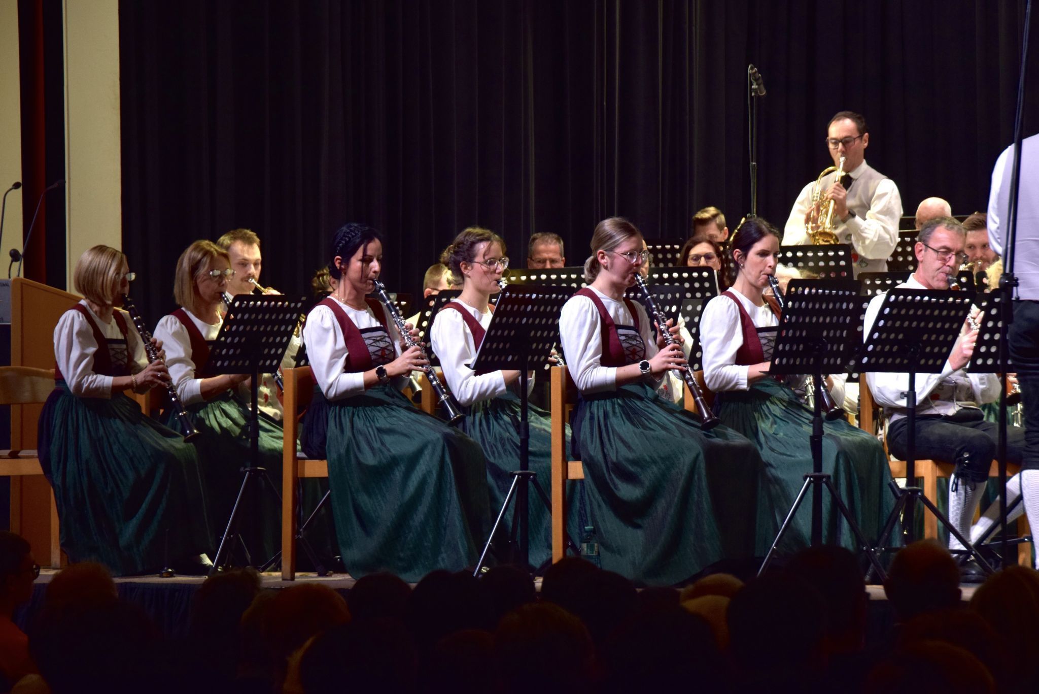 Zu einem wesentlichen Teil ermöglichten Sponsoren dem Verein die Neuanschaffung ihrer Trachten.