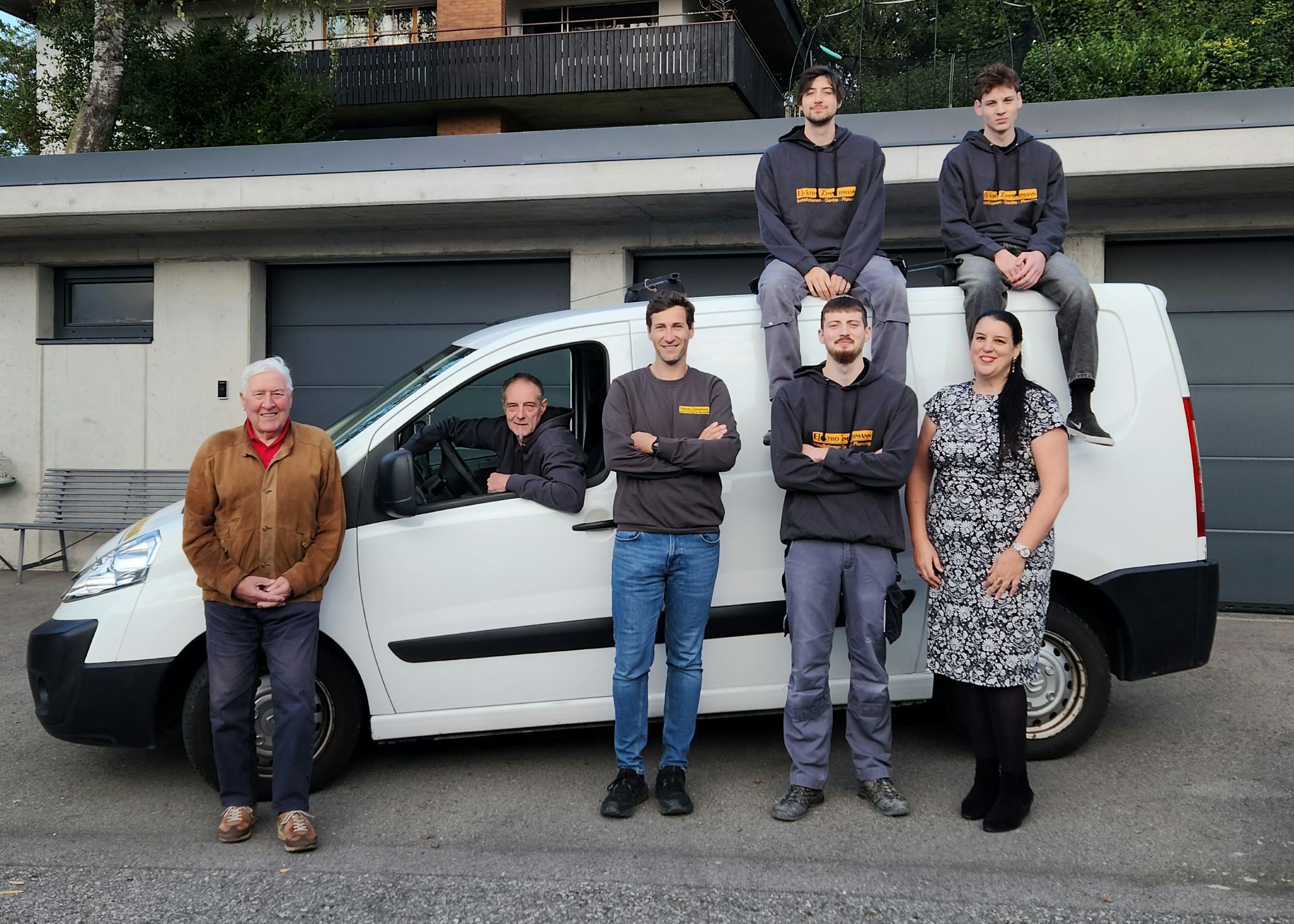 Das Team heute: v.l. Anton Zimmermann (Seniorchef), Bernhard Zimmermann (Geschäftsführer), Tobias Oberhuber (Mitarbeiter seit 27 Jahren), Sohn Erik Zimmermann, Birgit Zimmermann (Geschäftsleitung), oben sitzend Söhne Peter und Emil Zimmermann. 