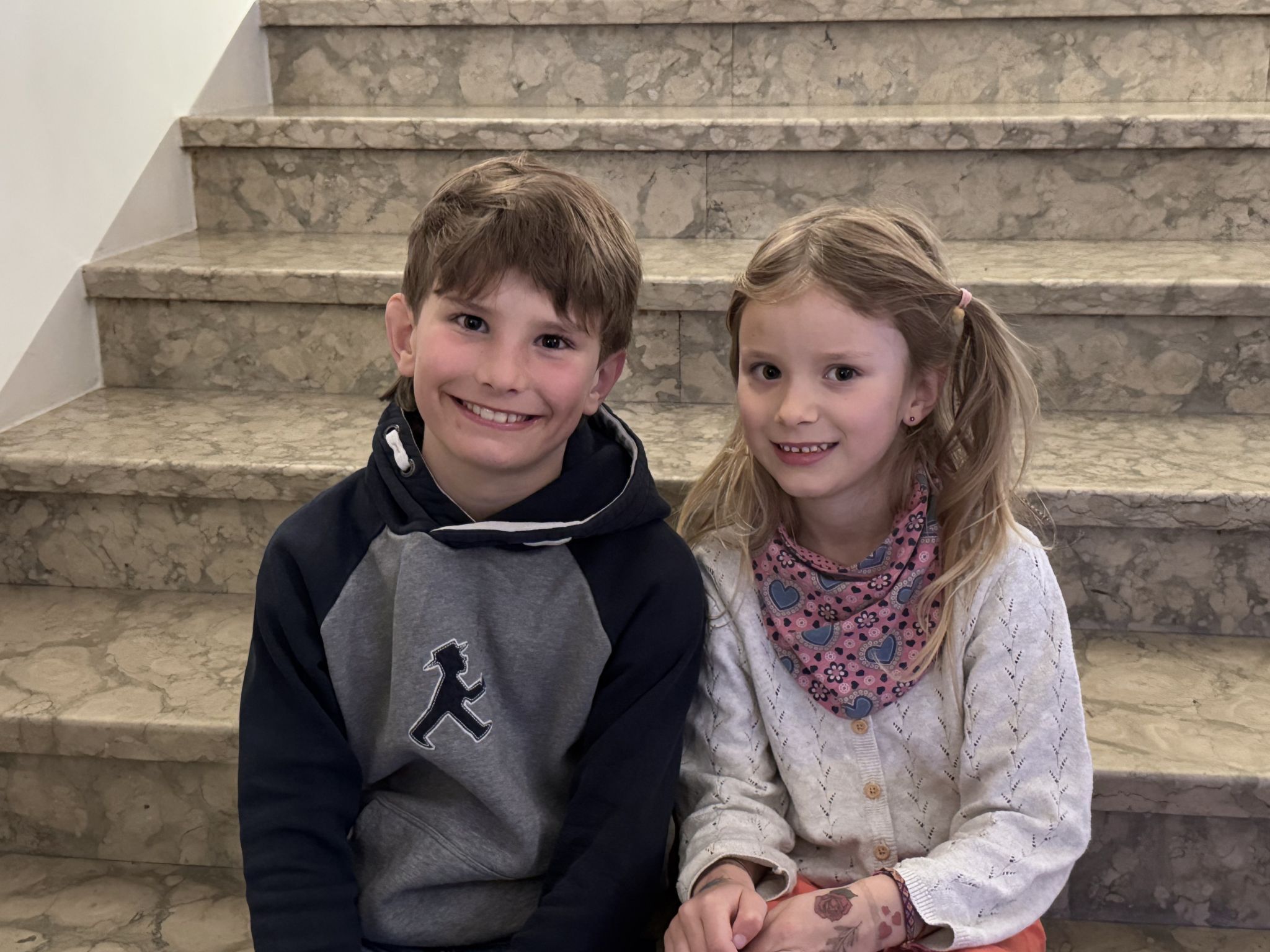 Elias und Lou freuten sich auf die Aufführung.