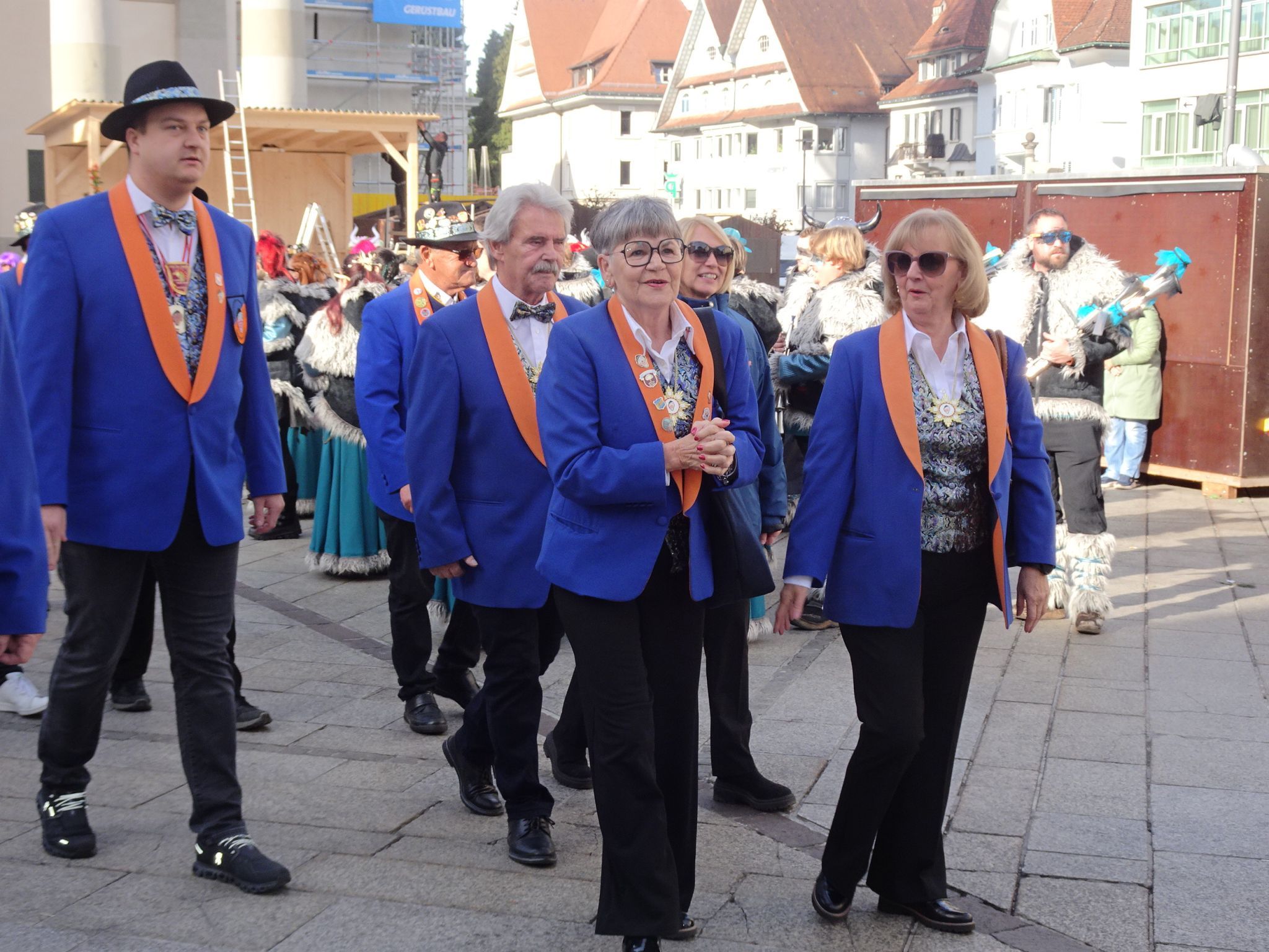 Der 11er Rat mit Zunftmeisterin Dagmar Fenkart-Kaufmann (g.re.) setzte sich Richtung Stadtmuseum in Bewegung. 