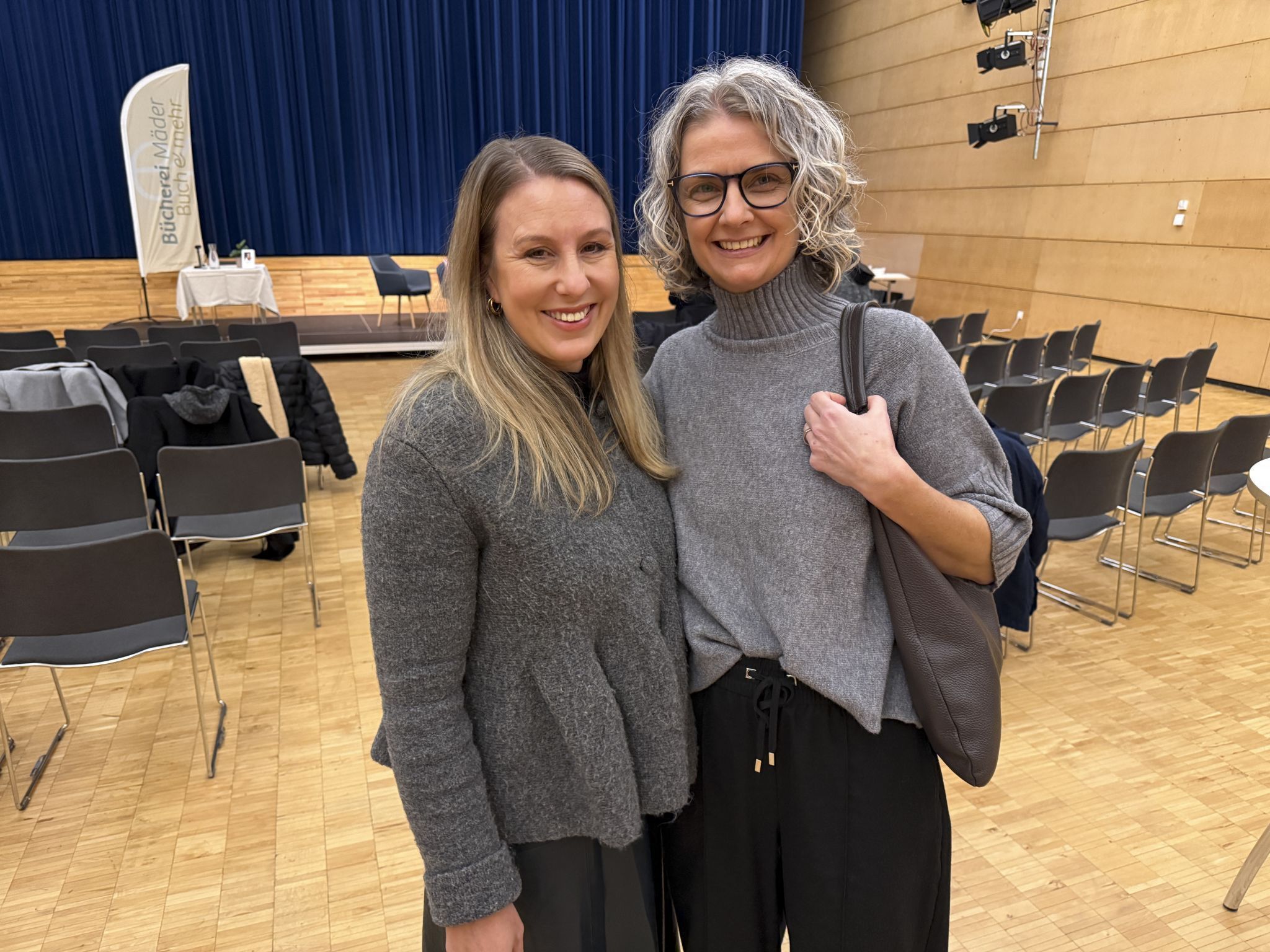 Anja Fink und Sonja Fink als aufmerksame Zuhörerinnen