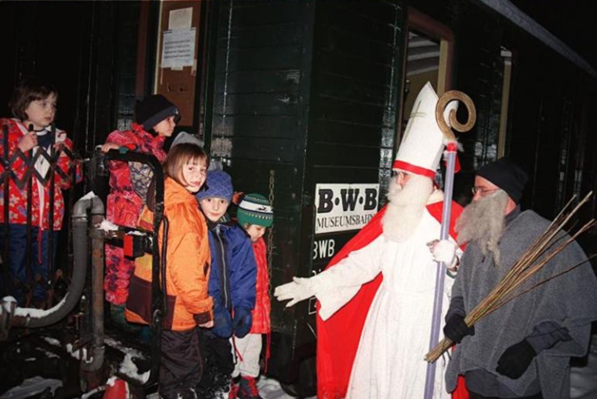 Ein Bild aus den Anfängen der Nikolauszüge: Die Kids aus den 1990-ern sind heute Anfang 30 – und manche von ihnen kommen heute wohl mit ihren Kindern in den Bregenzerwald.