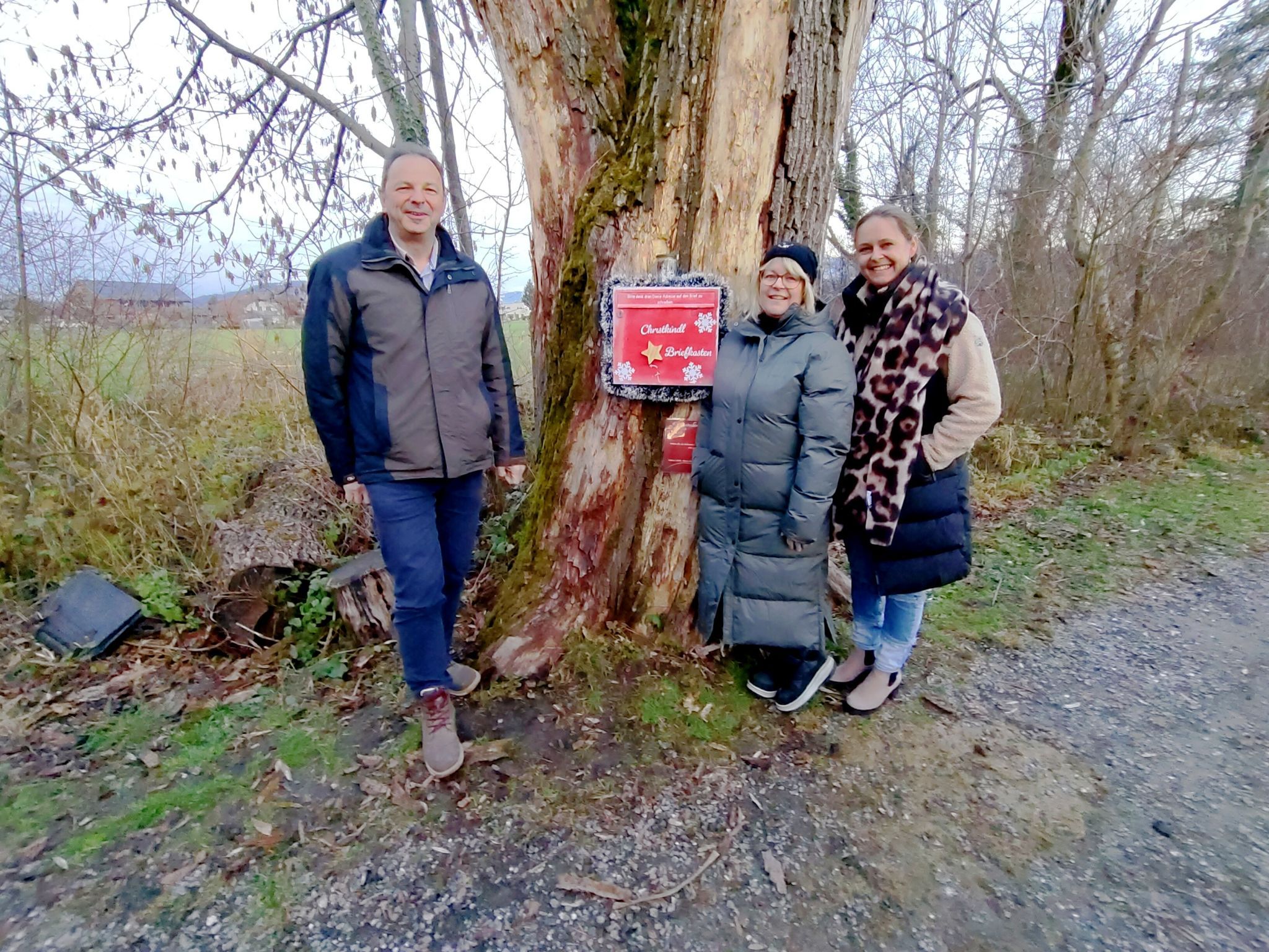 Bürgermeister im Zauberwald: Gerd Fleisch eröffnet gemeinsam mit Silke Waibel und Jeanette Zöhrer den Adventweg.