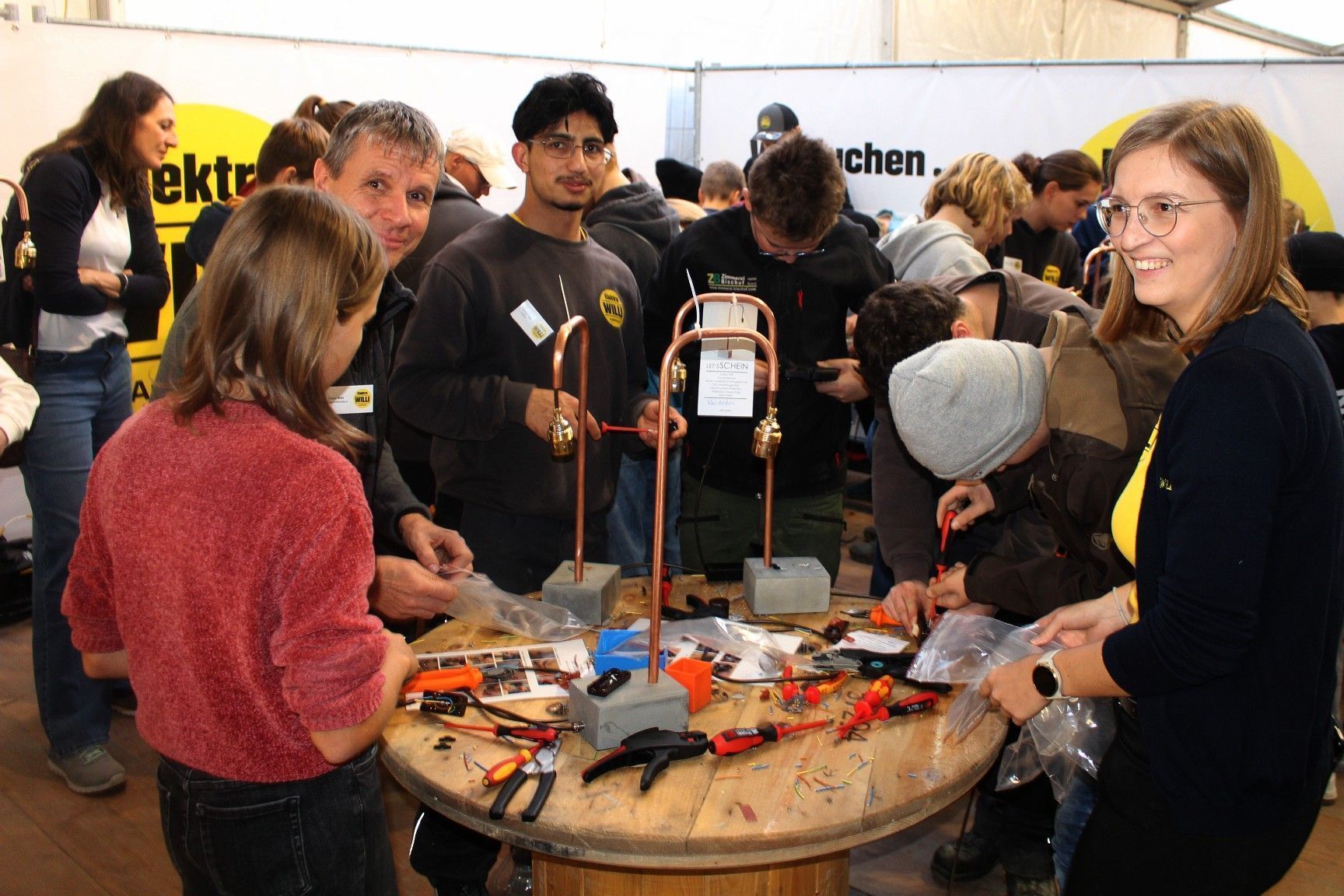 Riesiger Andrang in den „Werkstätten“, wo die Jugendlichen ihr handwerkliches Geschick testen konnten.