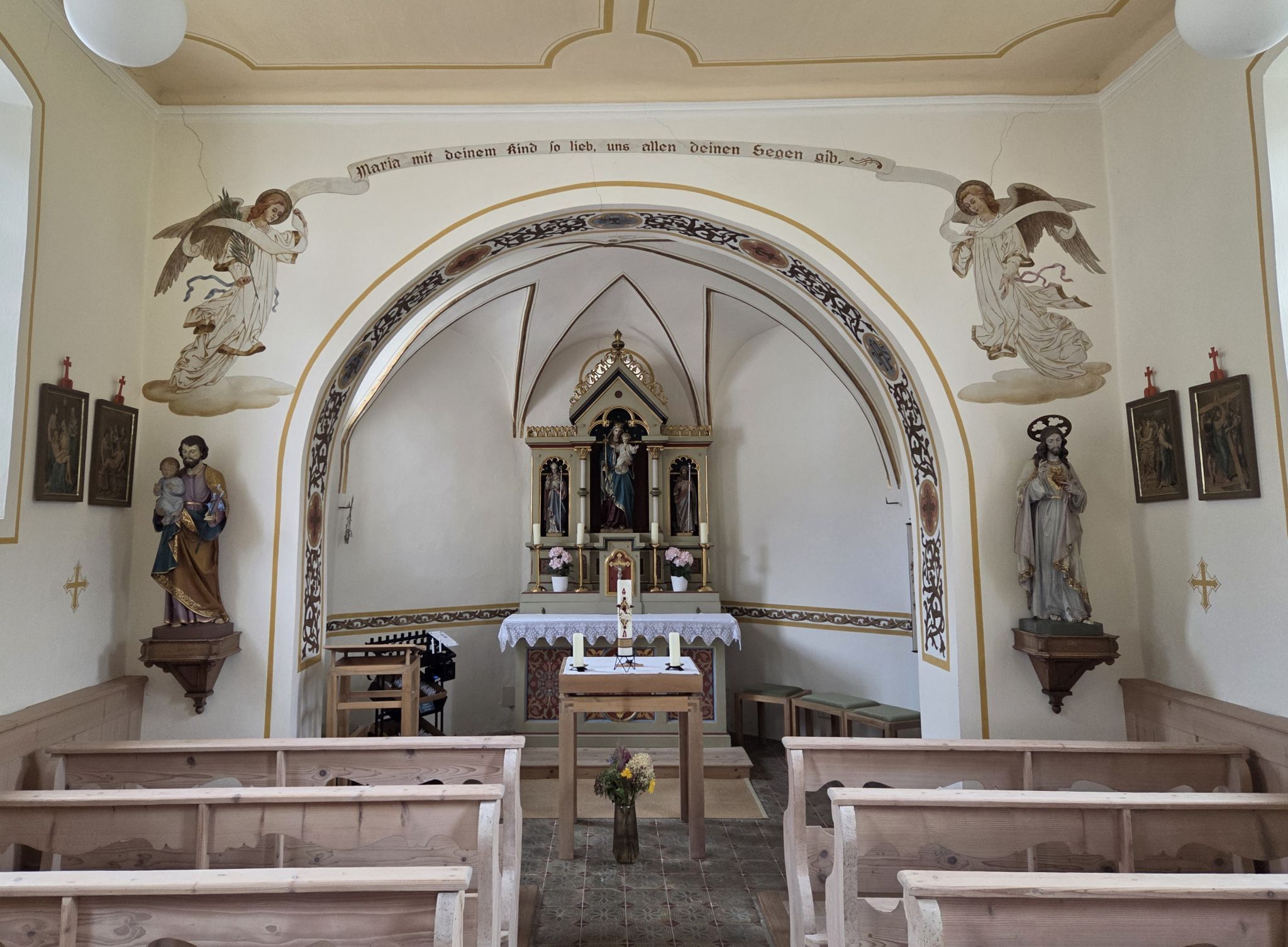 Das Innere der Kapelle mit Blick in die Apsis (Foto OS)