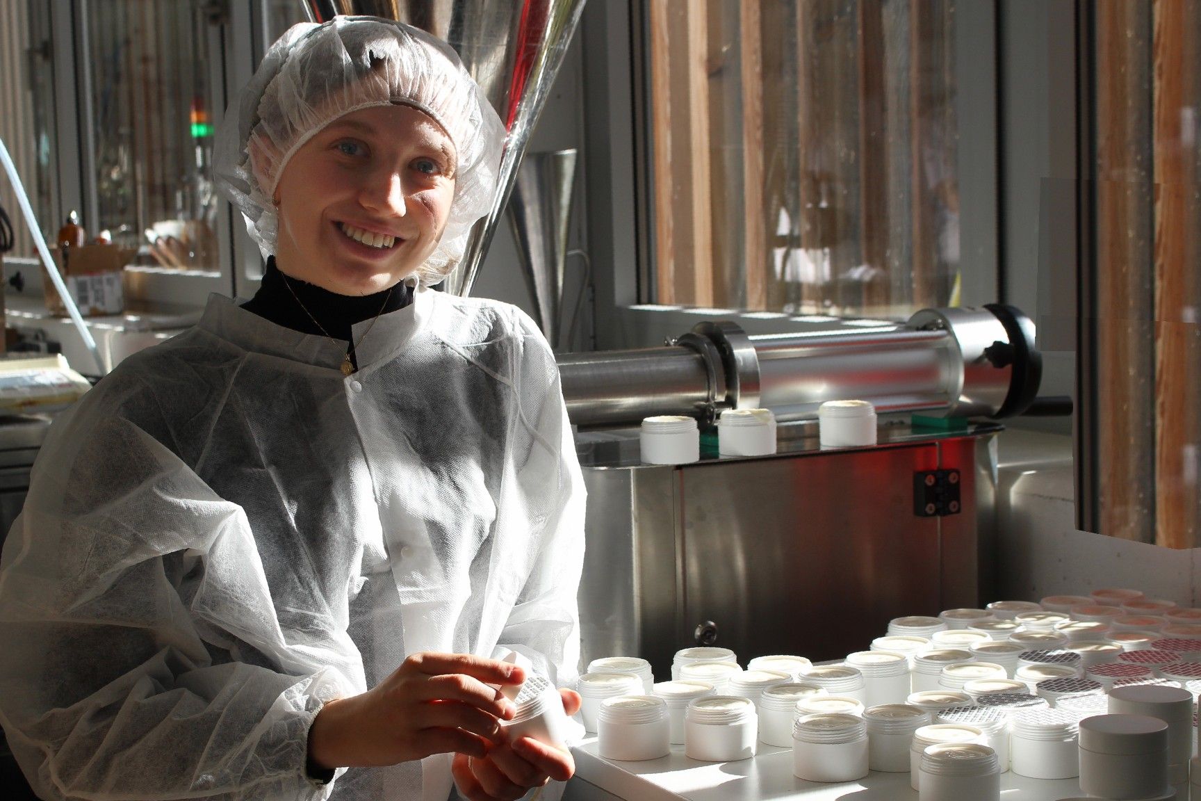 Larissa Gmeiner bereitet ALVORA-Produkte für Auftritte bei Advent- und Weihnachtmärkten vor.