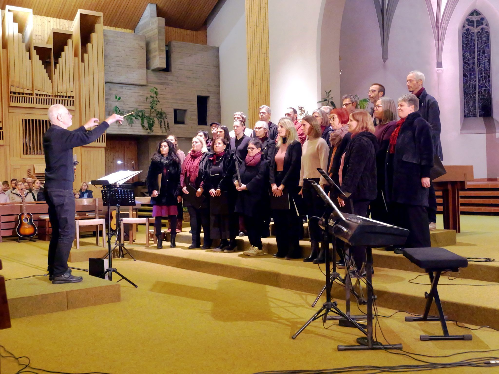 Elmar Natter, der den Chor von der Gründung bis 1998 dirigierte, schwang noch einmal den Taktstock.