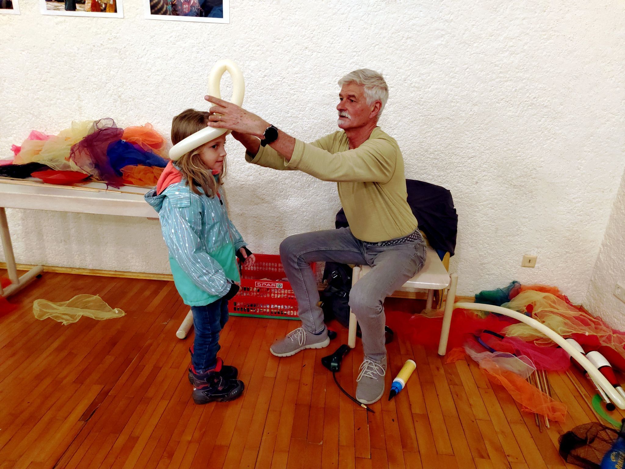Jonglieren und lustige Luftballon-Tricks kamen bei den Kleinen gut an.