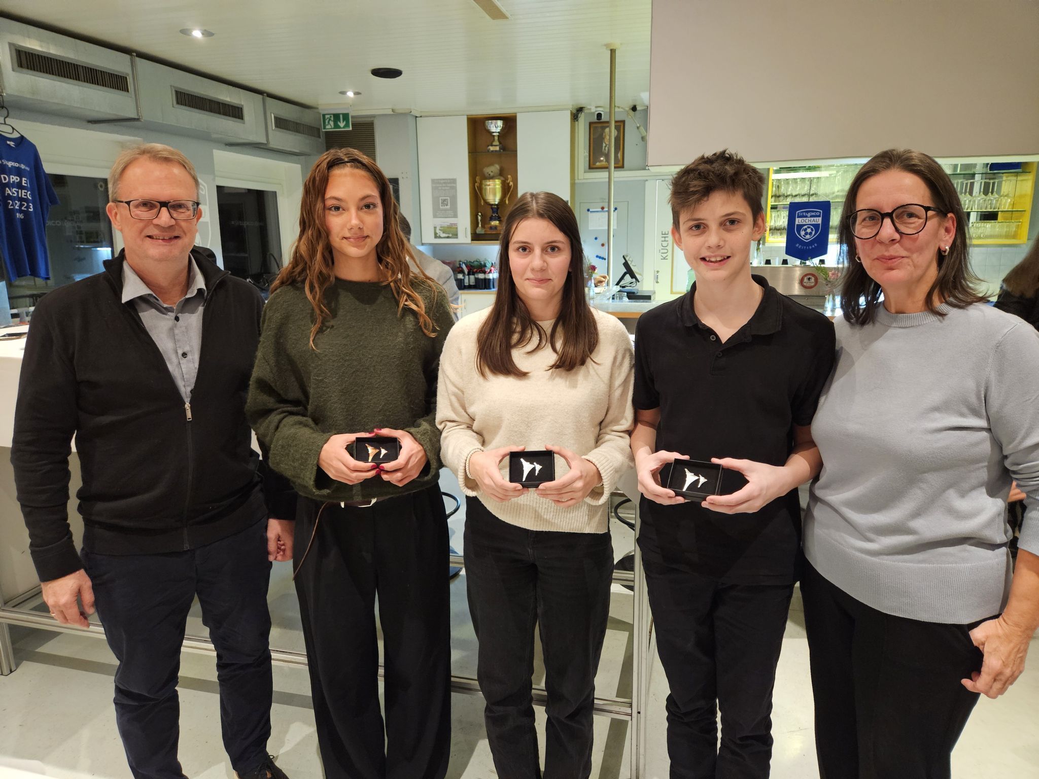 Jungmusiker-Leistungsabzeichen in Bronze für Johanna Guschl bzw. in Silber für Elena Schmid und Elias Schmid, im Bild mit den Jugendreferenten Michael und Michaela Schmid.