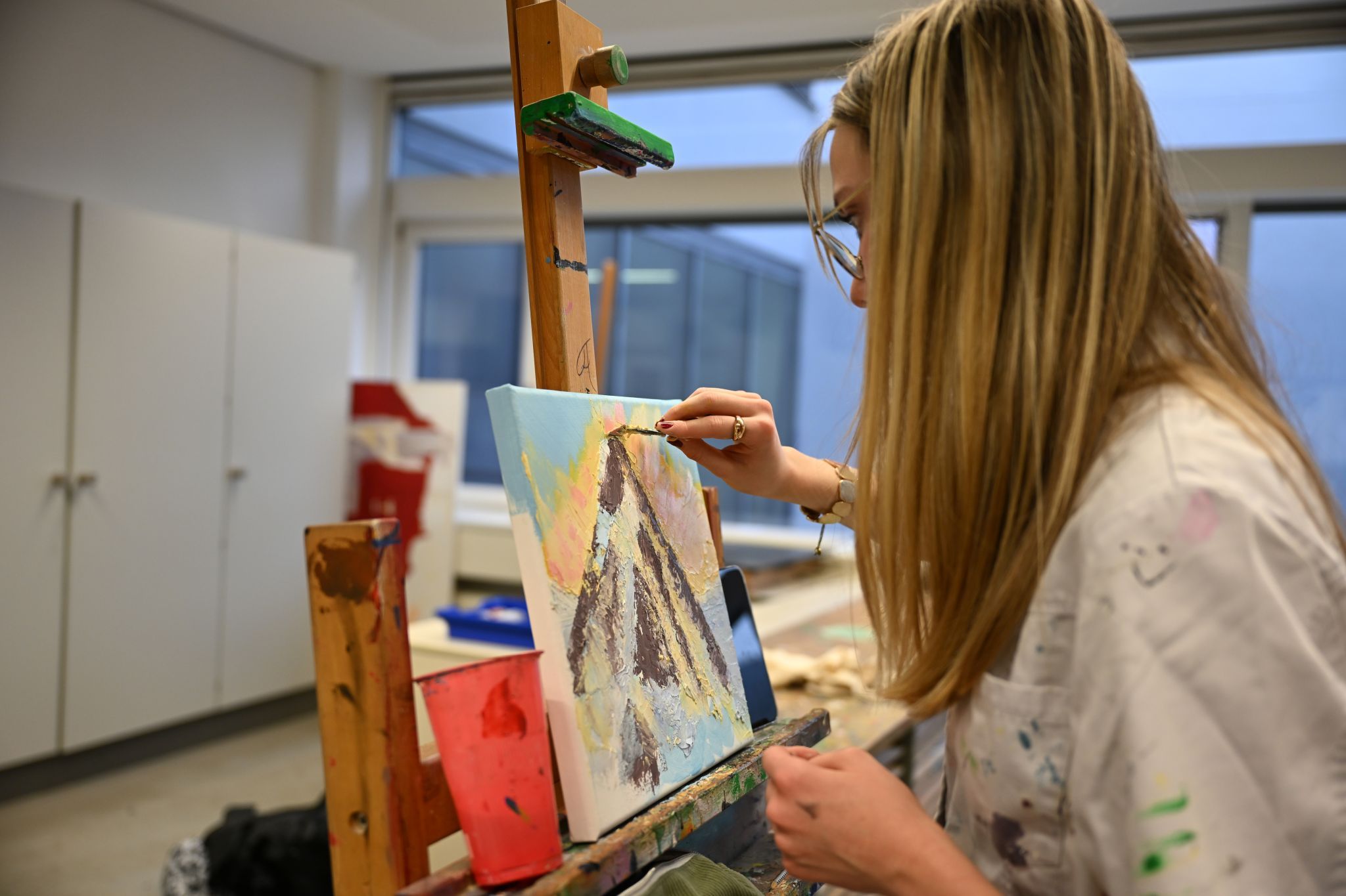 Besucher konnten den Schülerinnen beim Malen über die Schulter schauen.