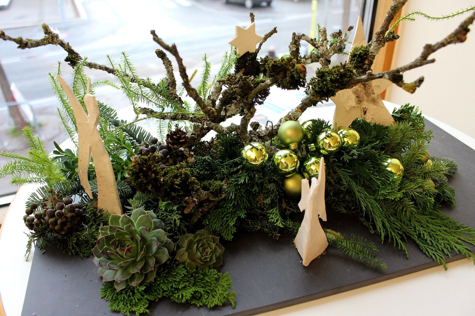 Im Rahmen der traditionellen Adventkranzwoche bietet der Missionskreis der Pfarre wieder stilvolle Adventdekorationen zum Verkauf an.