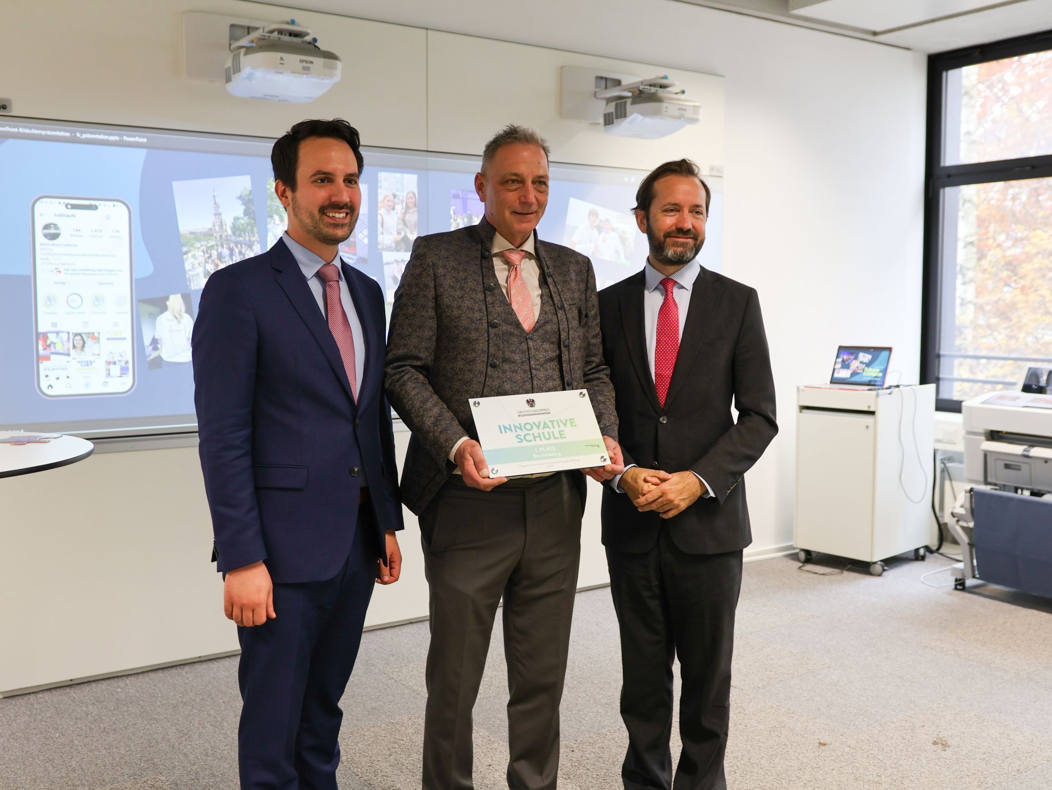 Bildungsminister Christoph Wiederkehr, Direktor Michael Weber und Jakob Calice, Vorstand der Innovationsstiftung für Bildung (ISB). (Foto: HAK Feldkirch)