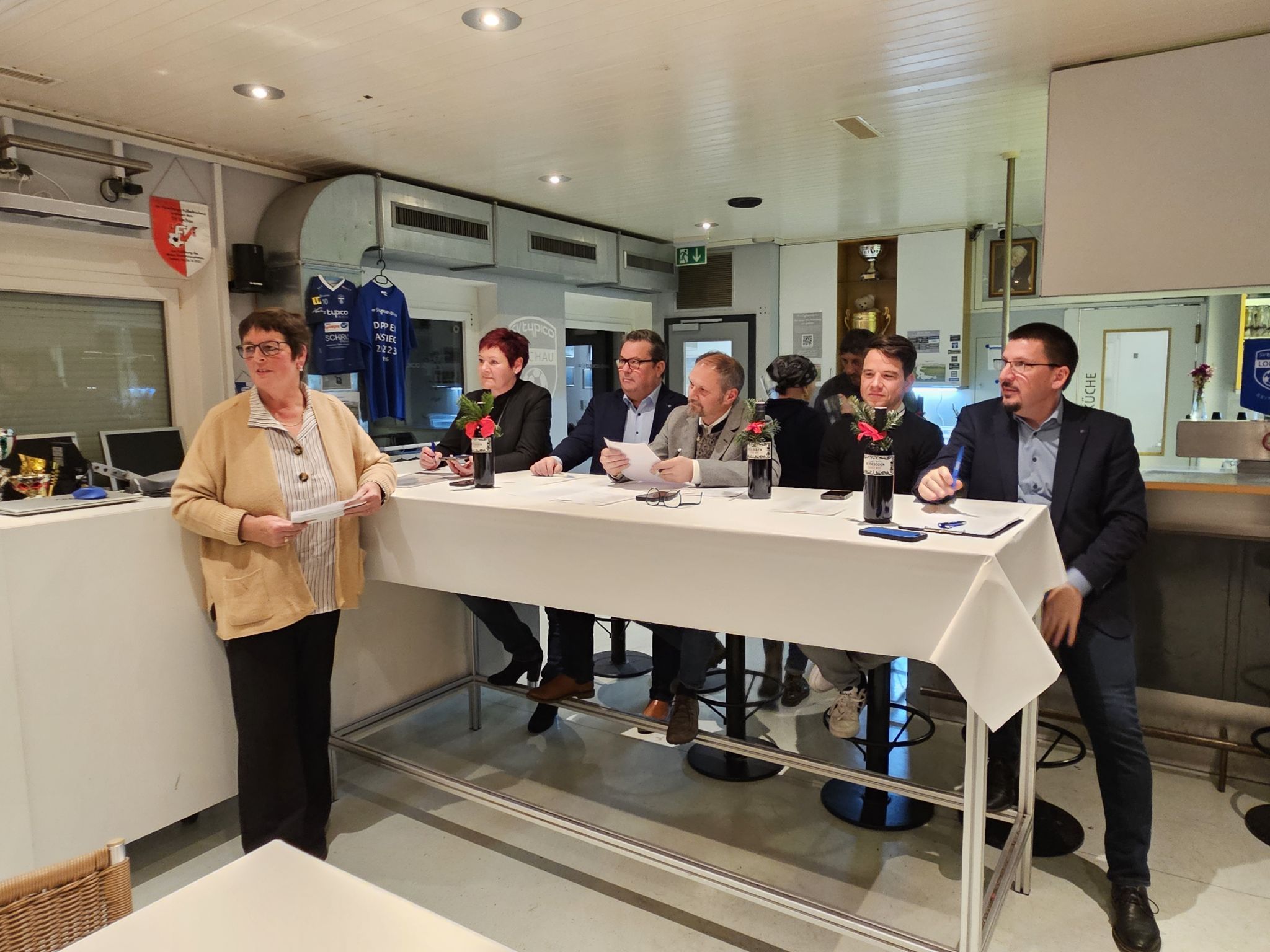 Kulturreferentin Petra Rührnschopf gratuliert bei der Generalversammlung der Vereinsführung am Podium für die erfolgreiche Arbeit.