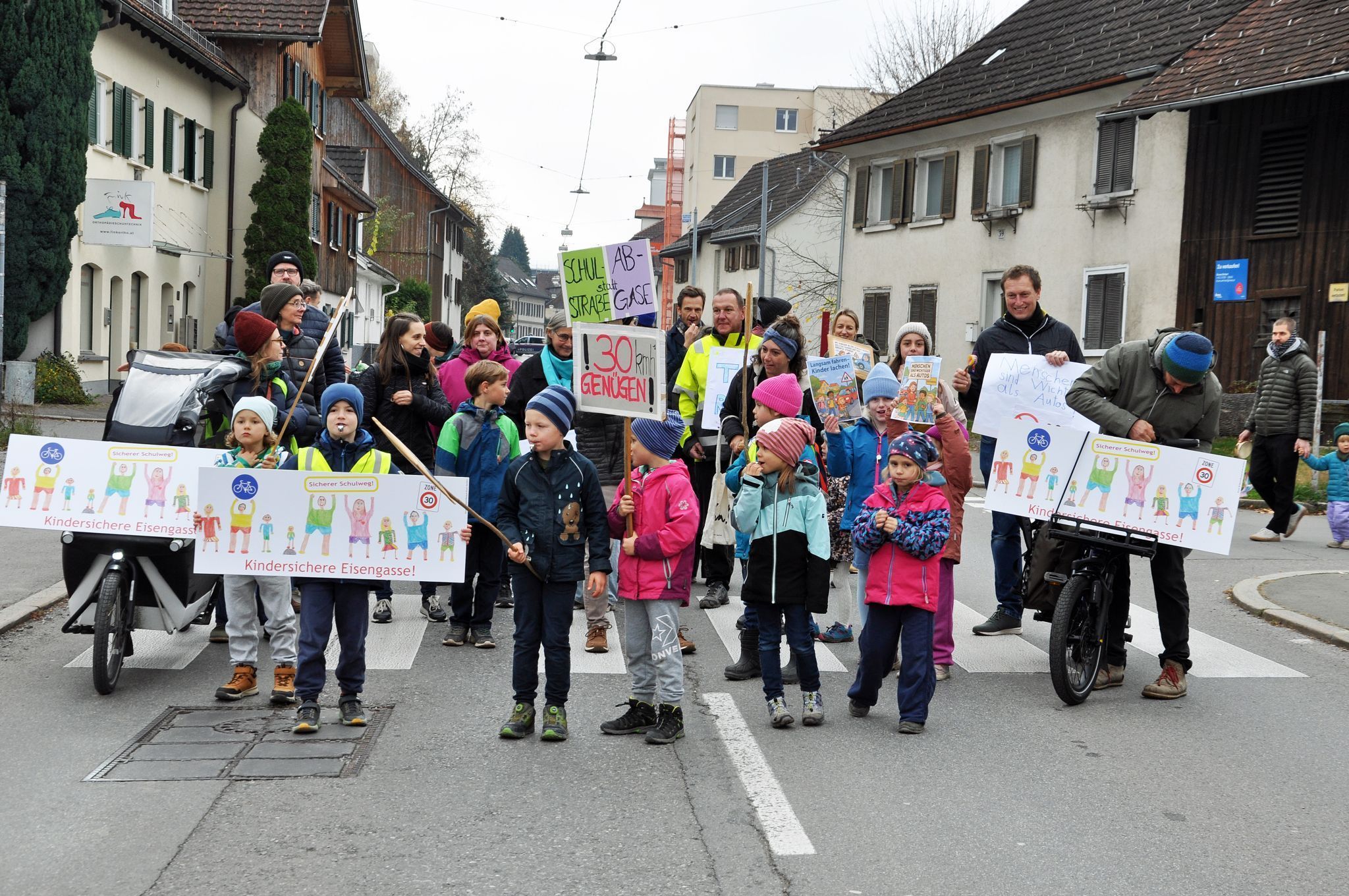 Für den Protestmarsch hatte die Polizei die Eisengasse gesperrt.