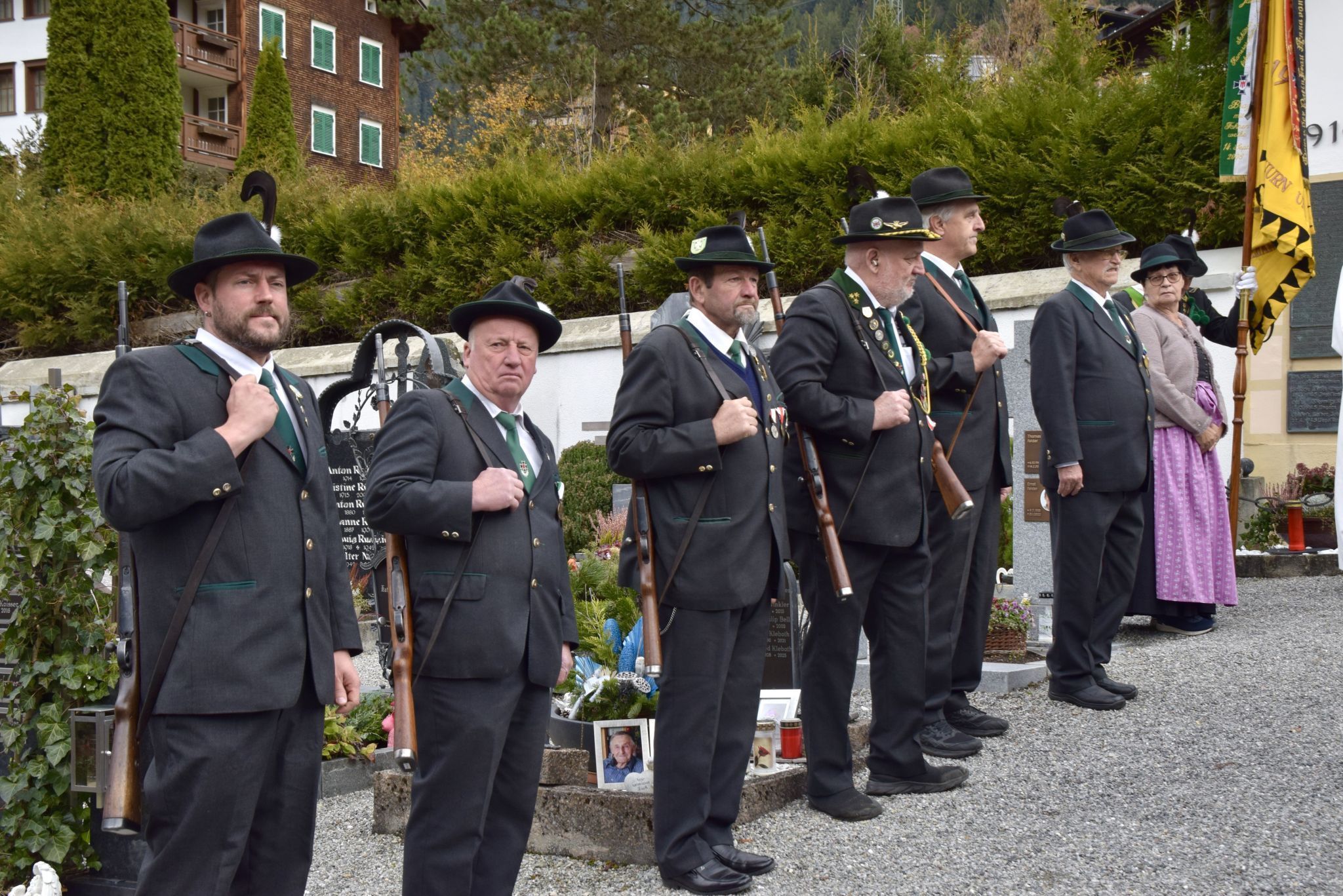 Der Kameradschaftsbund und Schützenverein Gaschurn versammelte sich nach der Messfeier am Kriegerdenkmal.