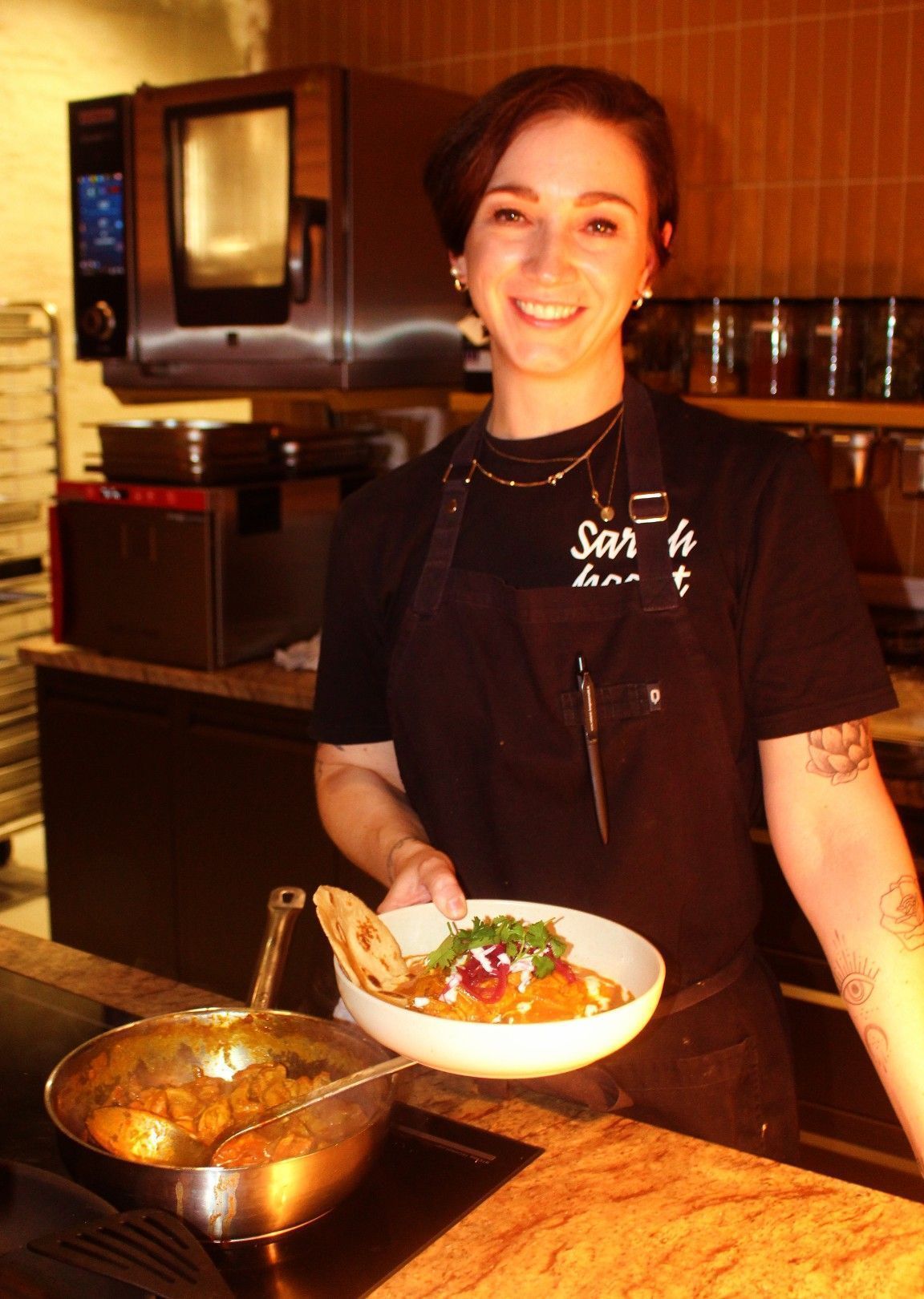 Wenn Sarah kocht, können Gäste in Töpfe und Pfannen schauen, denn im neuen Haubenlokal gibt es eine offene Schauküche.   
