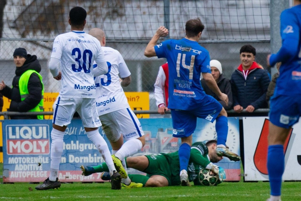 Lochau Tormann Sandro Eichhübl hier gegen Alexander Huber der Sieger.