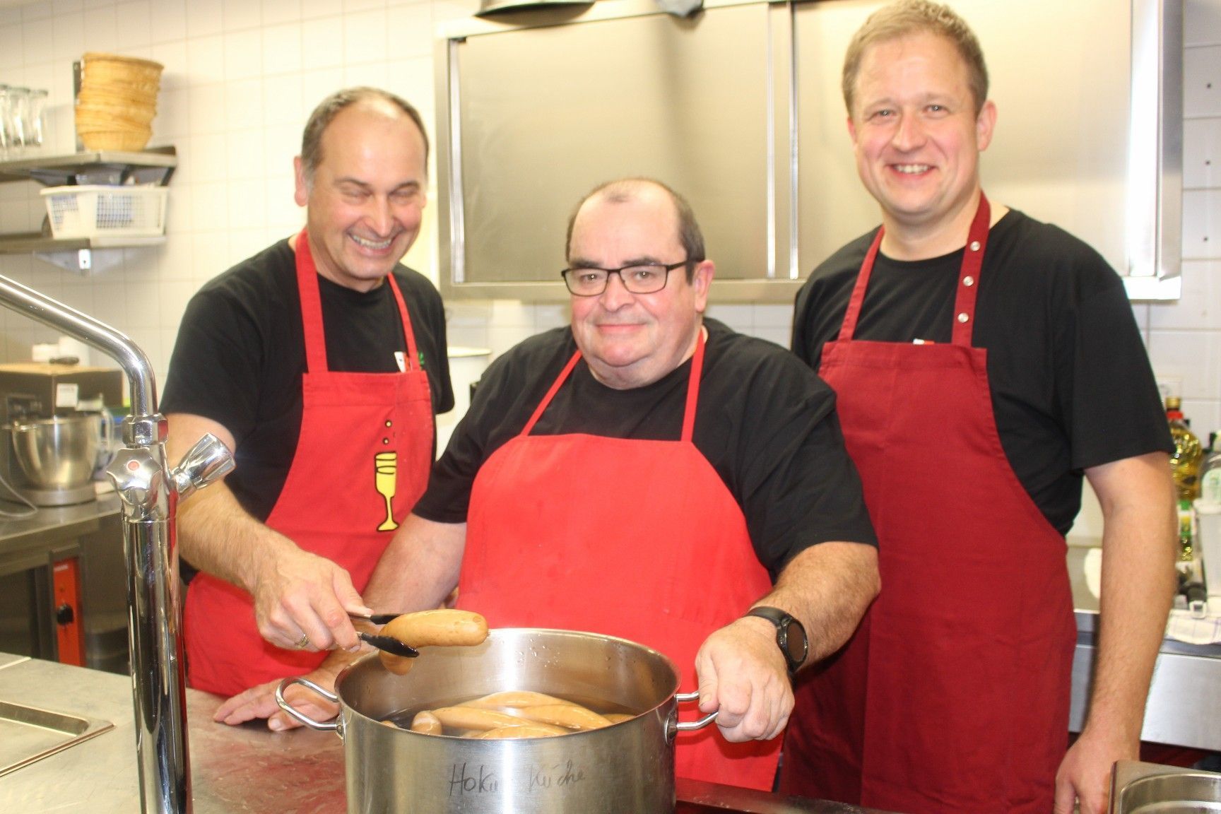 Alte Bekannte um das Theater-Urgestein Wise Moosbrugger (Mitte) sorgen in der Küche für den geschätzten Pausensnack.   