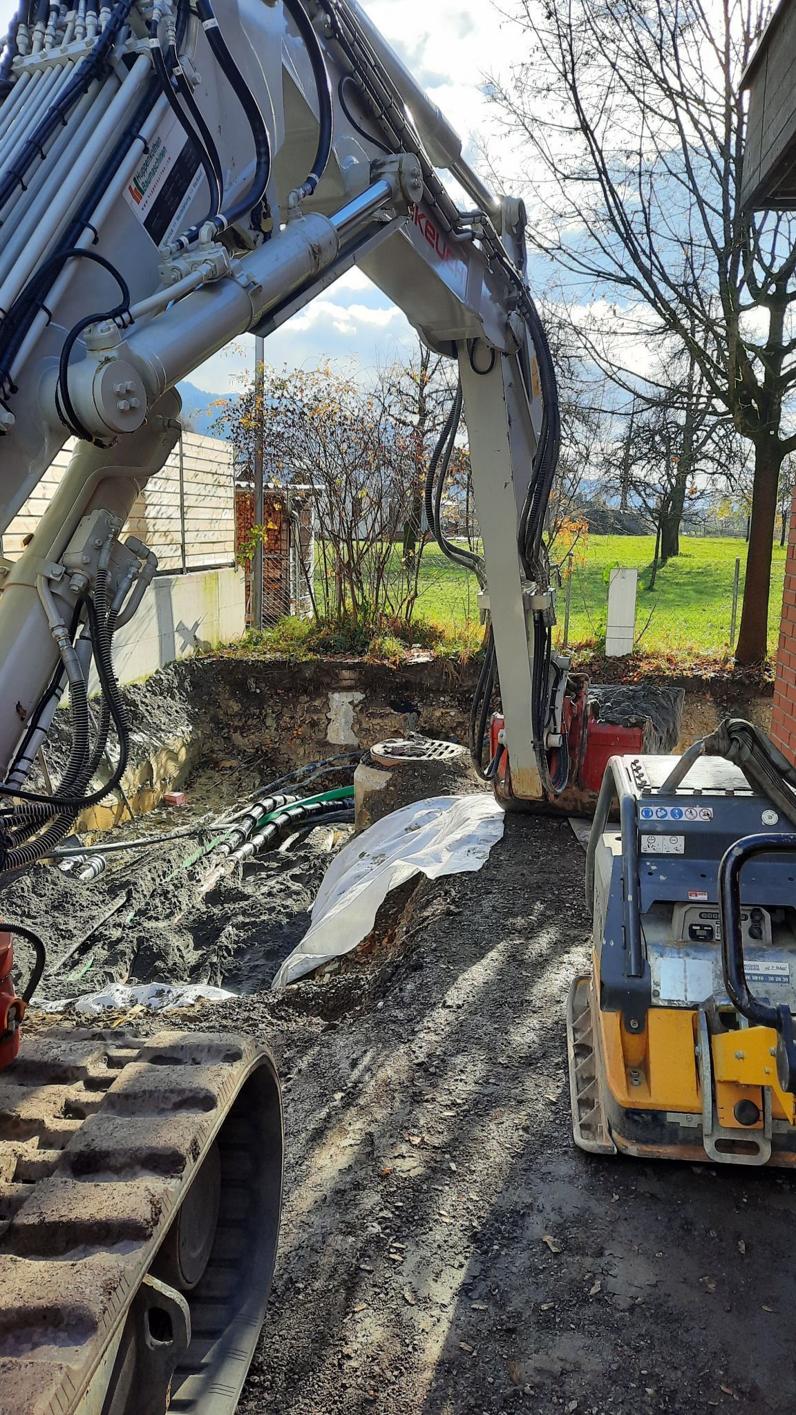 Schulcampus Hörbranz: Die Um- bzw. Neuverlegung der Leitungen im Schulareal bzw. im Bereich der geplanten Neubauten ebenen den Weg für die nächsten Bauphasen..