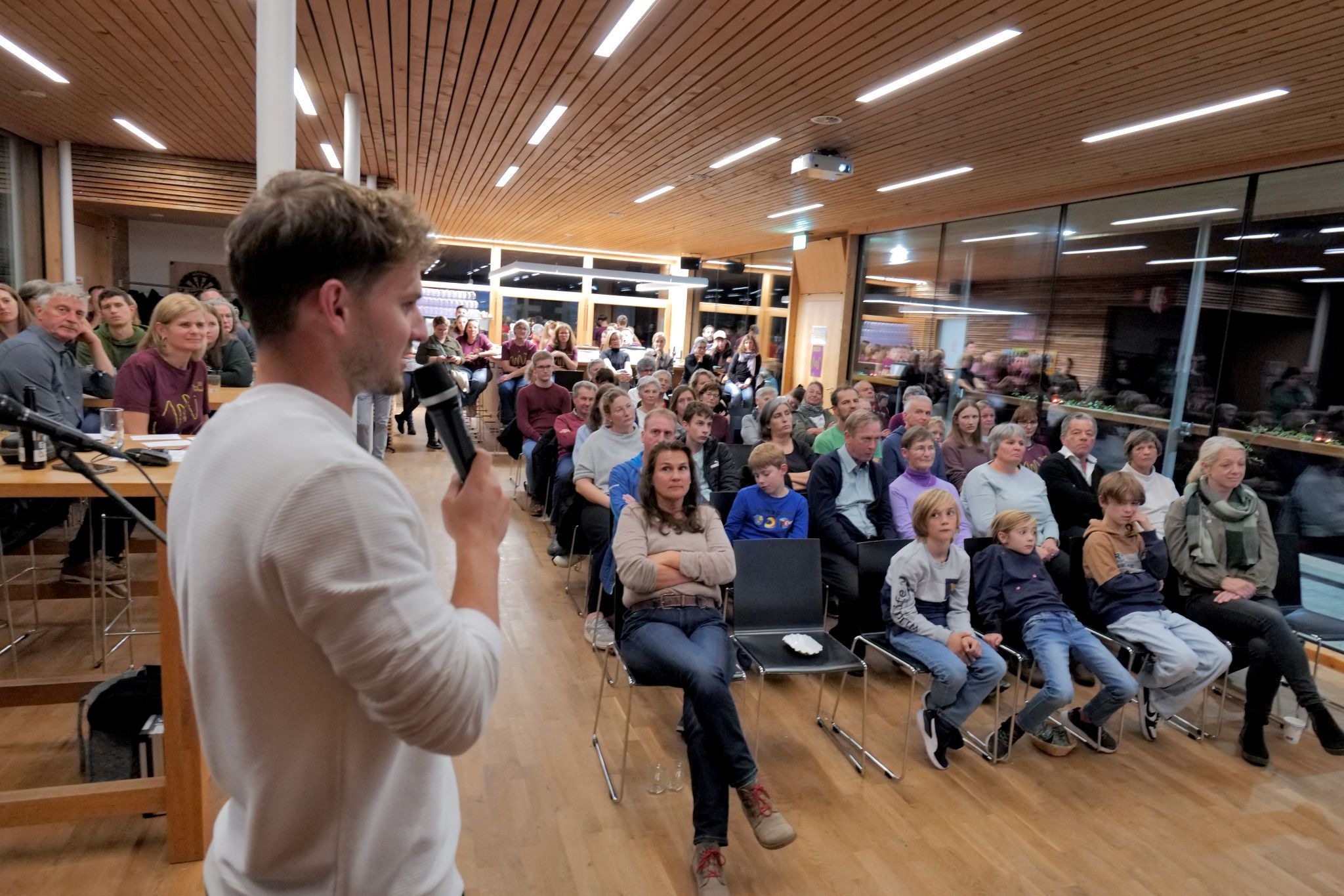 Viele Besucherinnen und Besucher hörten den Glaubenserfahrungen des Jungprofis zu.