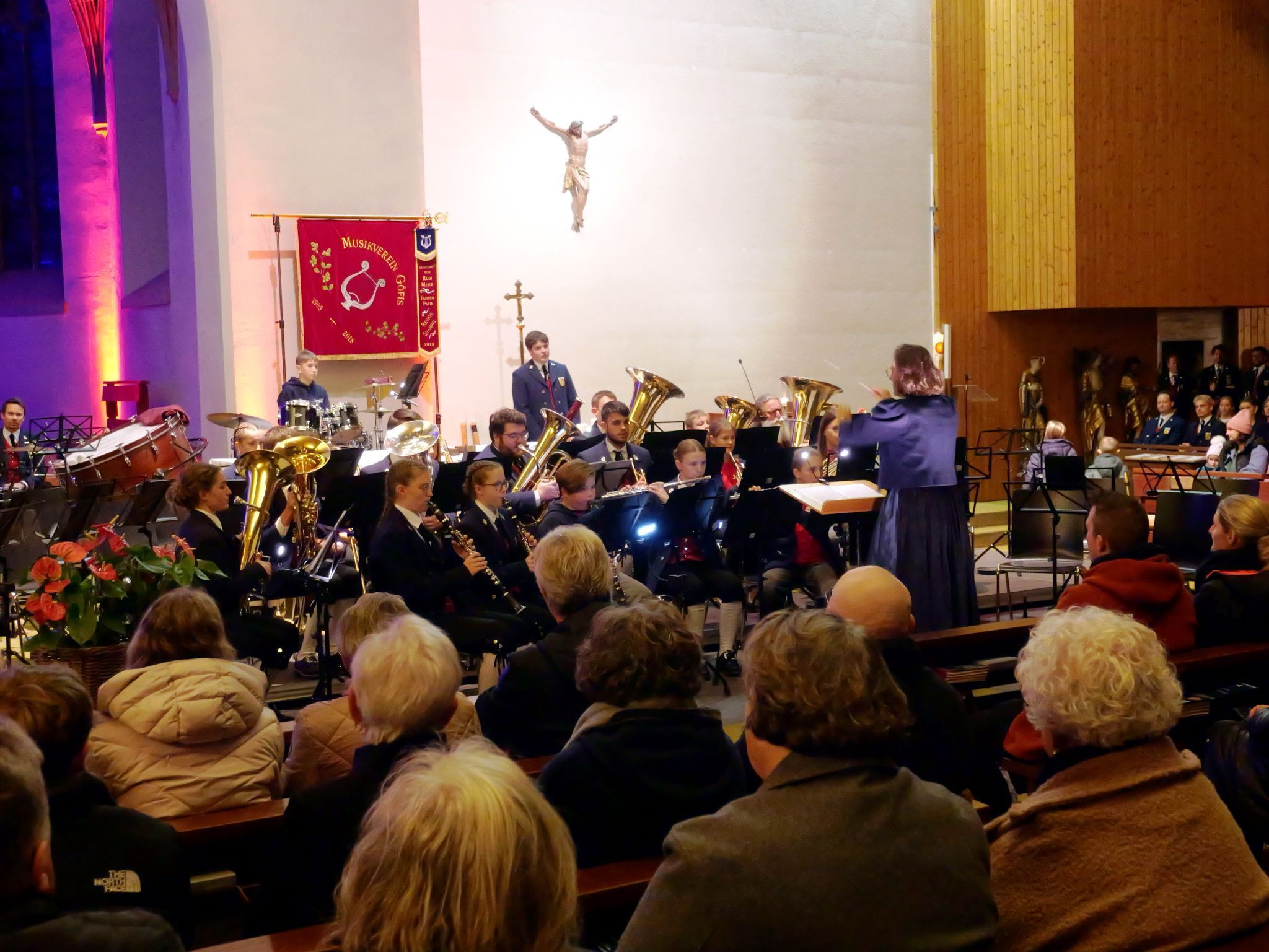 Die voll besetzte Kapelle erfüllte das Kirchengewölbe mit kraftvollen und warmen Bläserklängen.