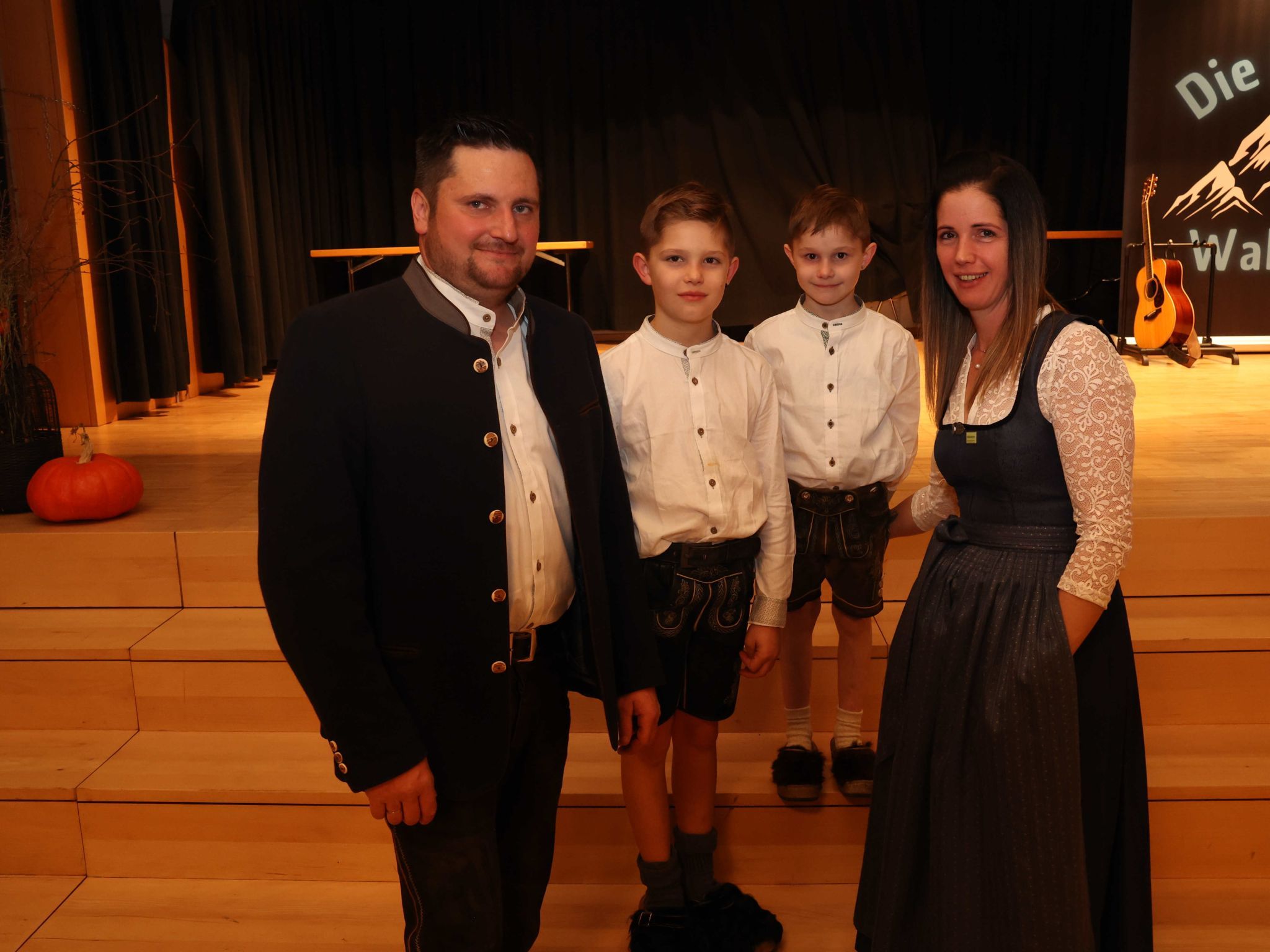 Landwirt Engelbert Mähr und Gebietsbäuerin-Stv. Nadia mit Patrick (l) und Pascal.
