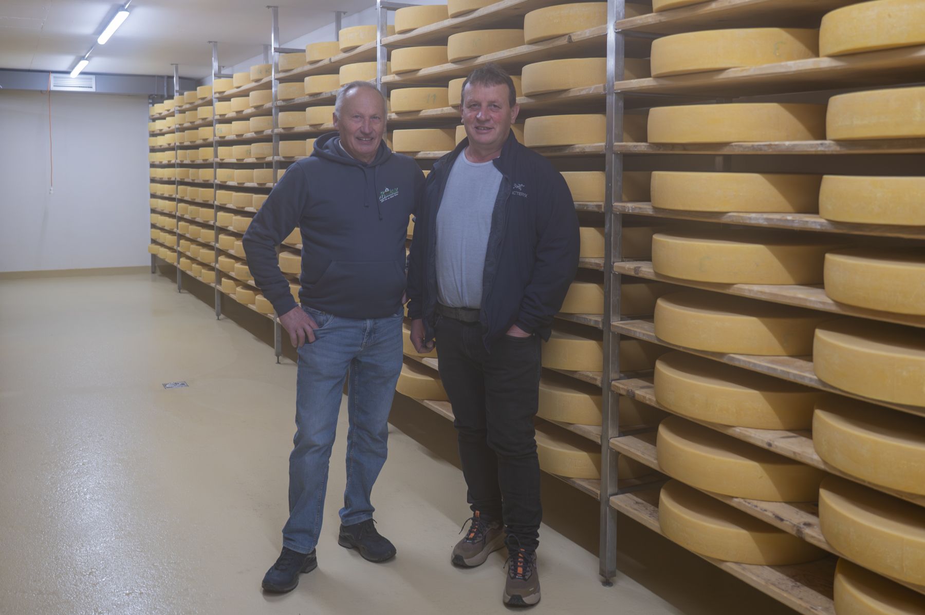 Bürgermeister Seftone Schmid lies sich gerne von Hermann Berchtold durch den Käsekeller führen