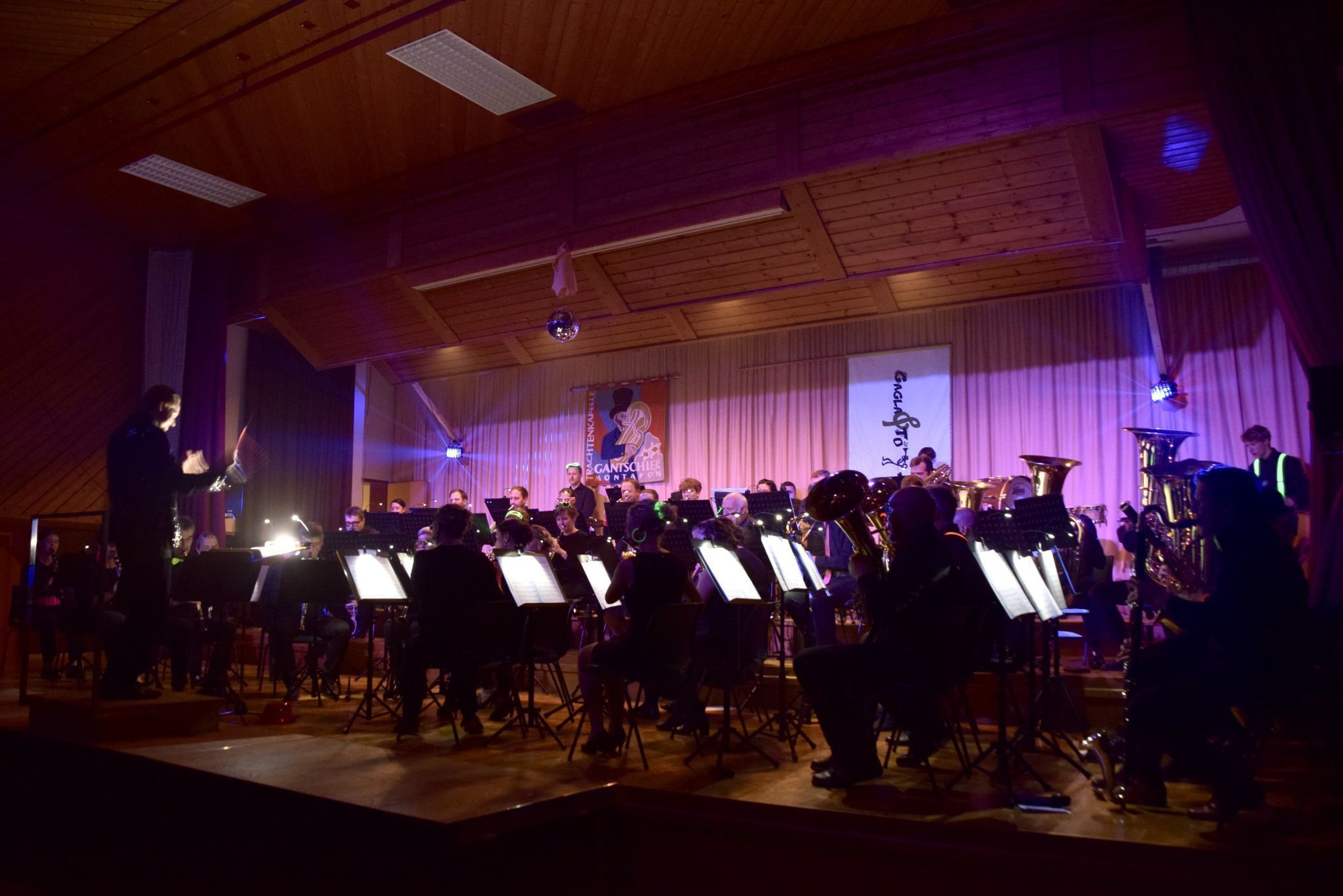 Die Trachtenkapelle Gantschier zauberte an zwei aufeinanderfolgenden Abenden eine Disco Night in den Polysaal in Gantschier.