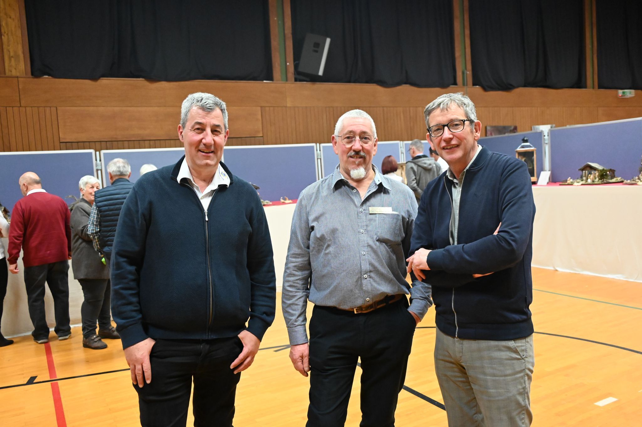 Dietmar Schneider (Obmann Landeskrippenverband), Obmann Harald Zipper und Bürgermeister Hans Peter Pfanner bei der Krippenausstellung.
