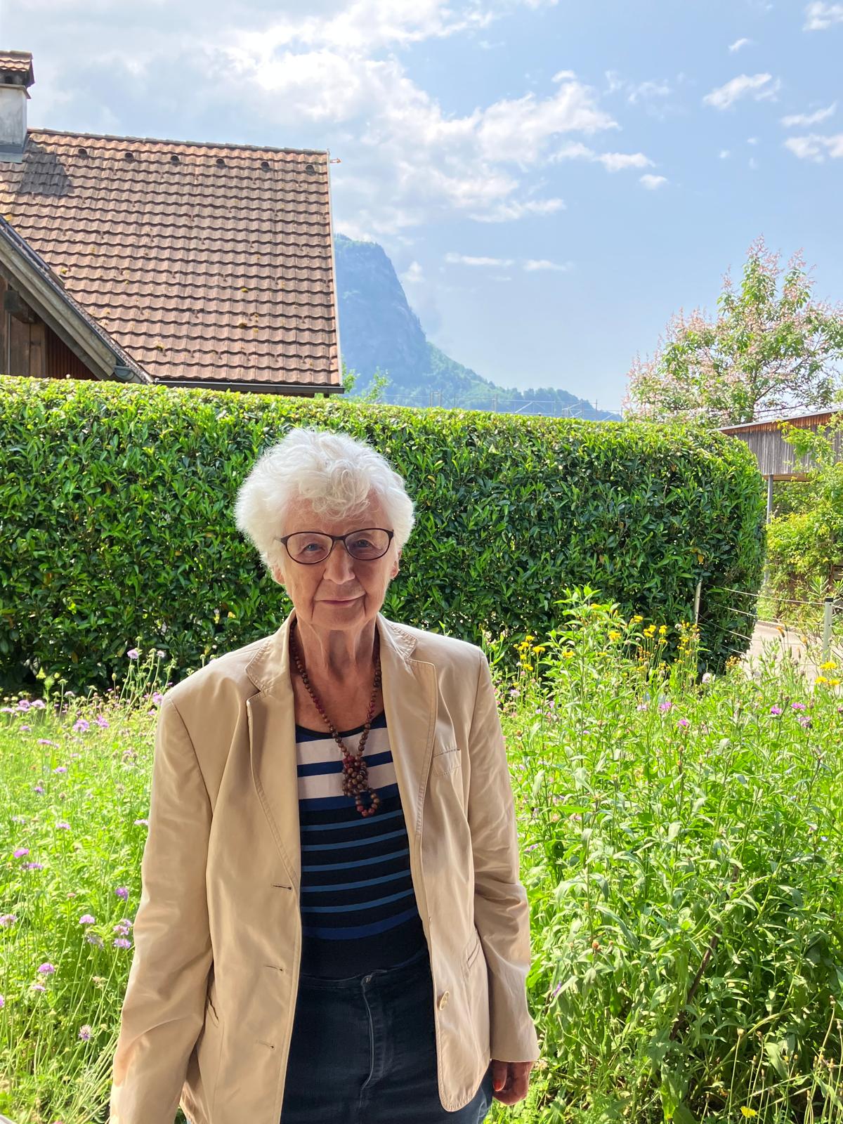 Herlinde im Garten ihres Sohnes Jürgen.
