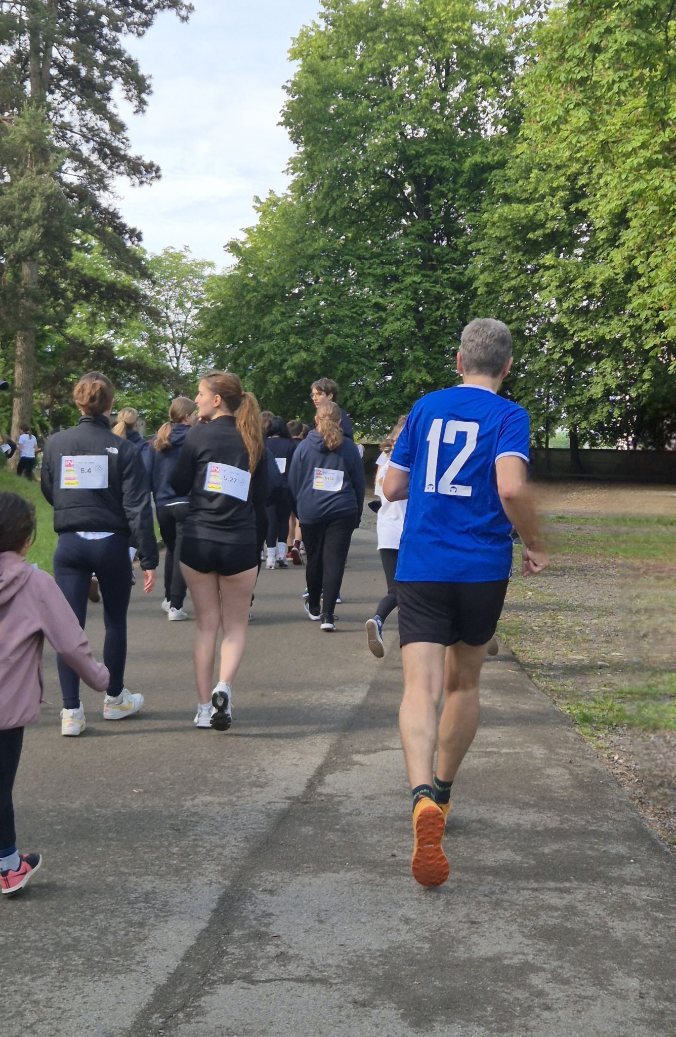 Die Schule läuft für den guten Zweck und auch die Lehrer zeigen vollen Einsatz