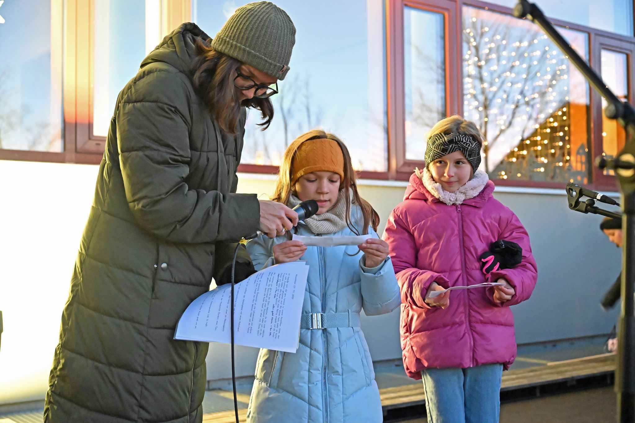 Gemeinsam mit der Direktorin führten die Kinder durch die Veranstaltung.