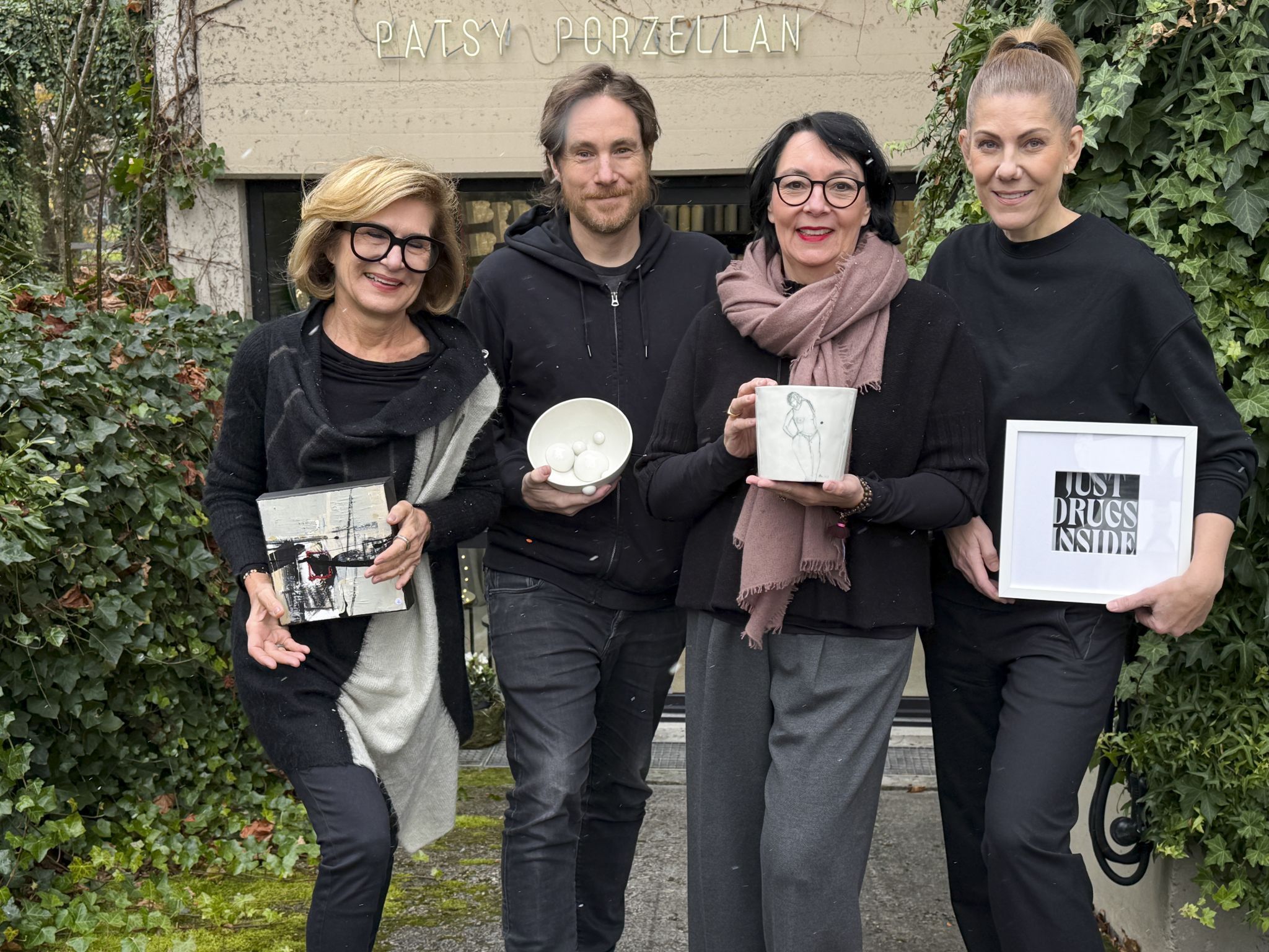 Anita Grabher, Johannes Bayer, Patsy Grabher-Fenkart und Denise Ender luden zum Kunst-Cocktail